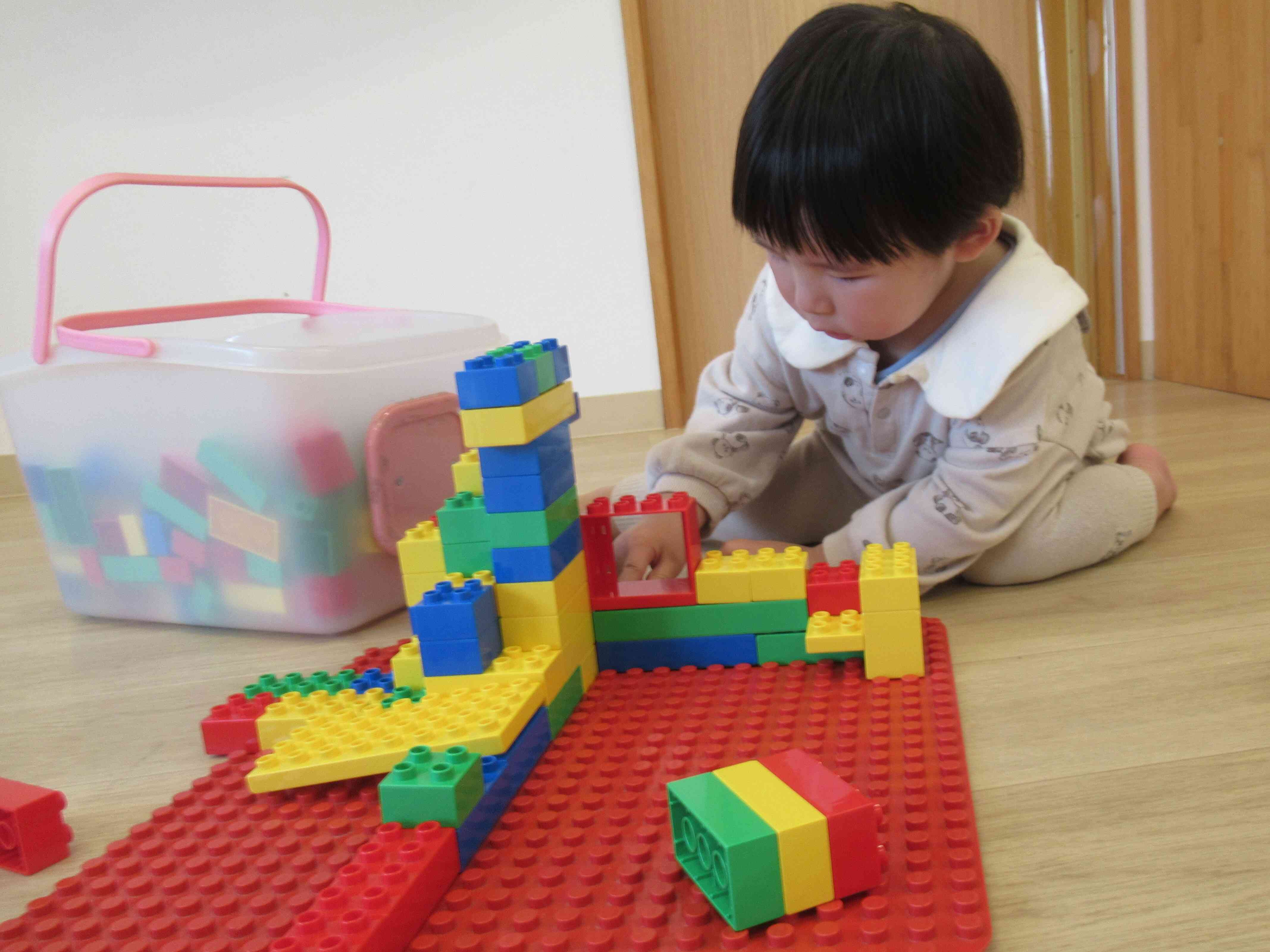 ブロックを重ねる姿はとても真剣です！