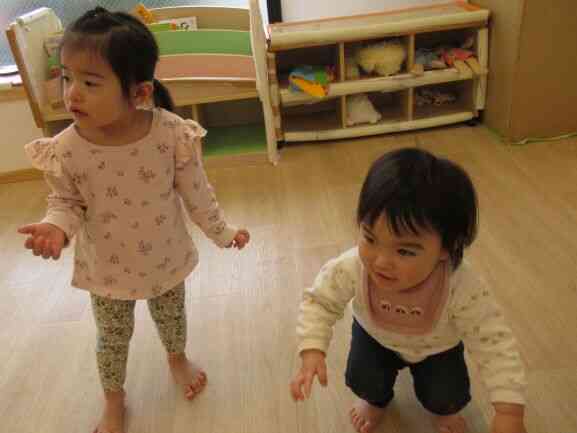 講師の先生の動きを真剣に見ているお友だち！まねっこ出来るかな？