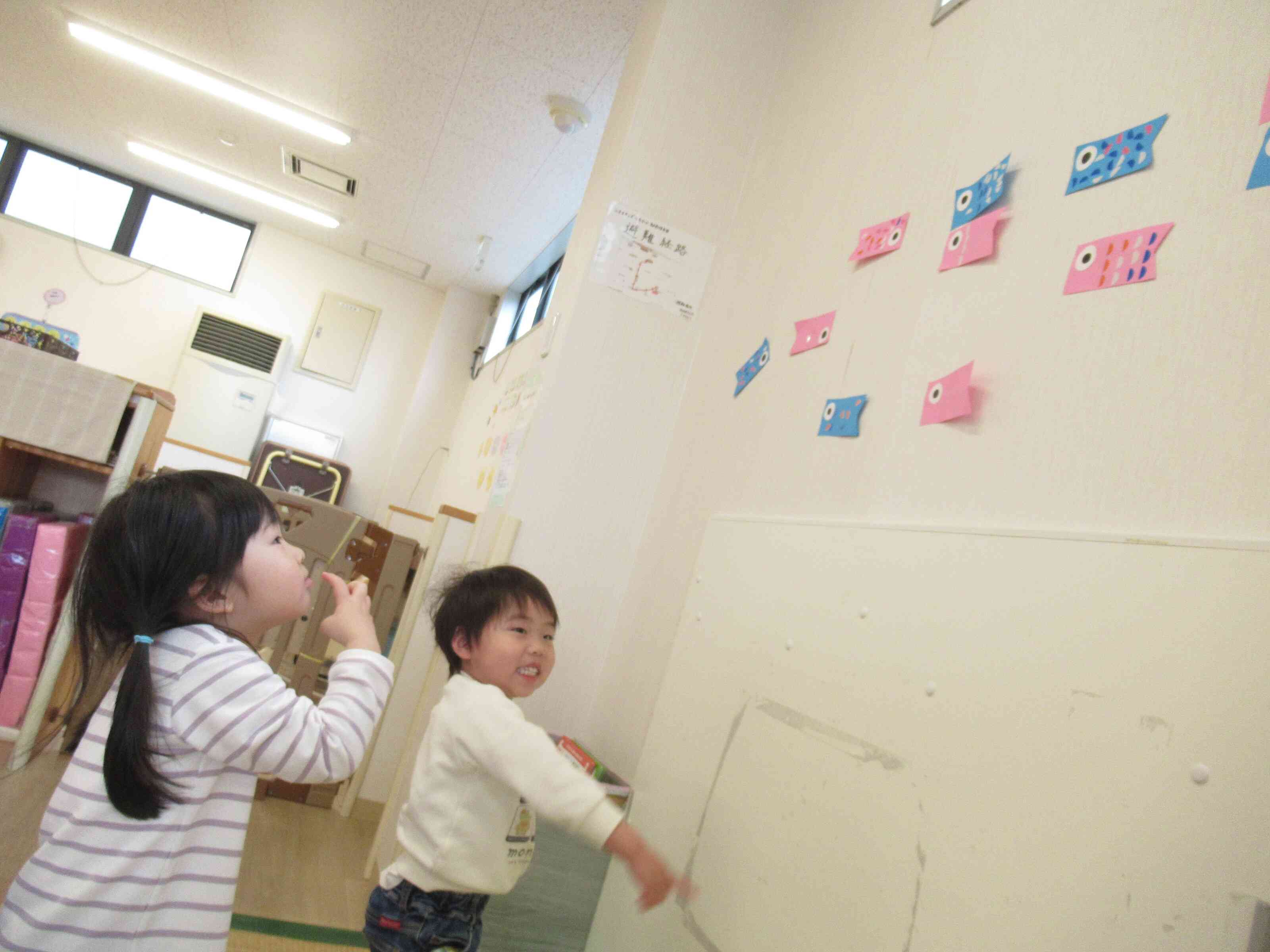 完成したこいのぼりに大喜びな子ども達。歌声が響き渡っていました♪