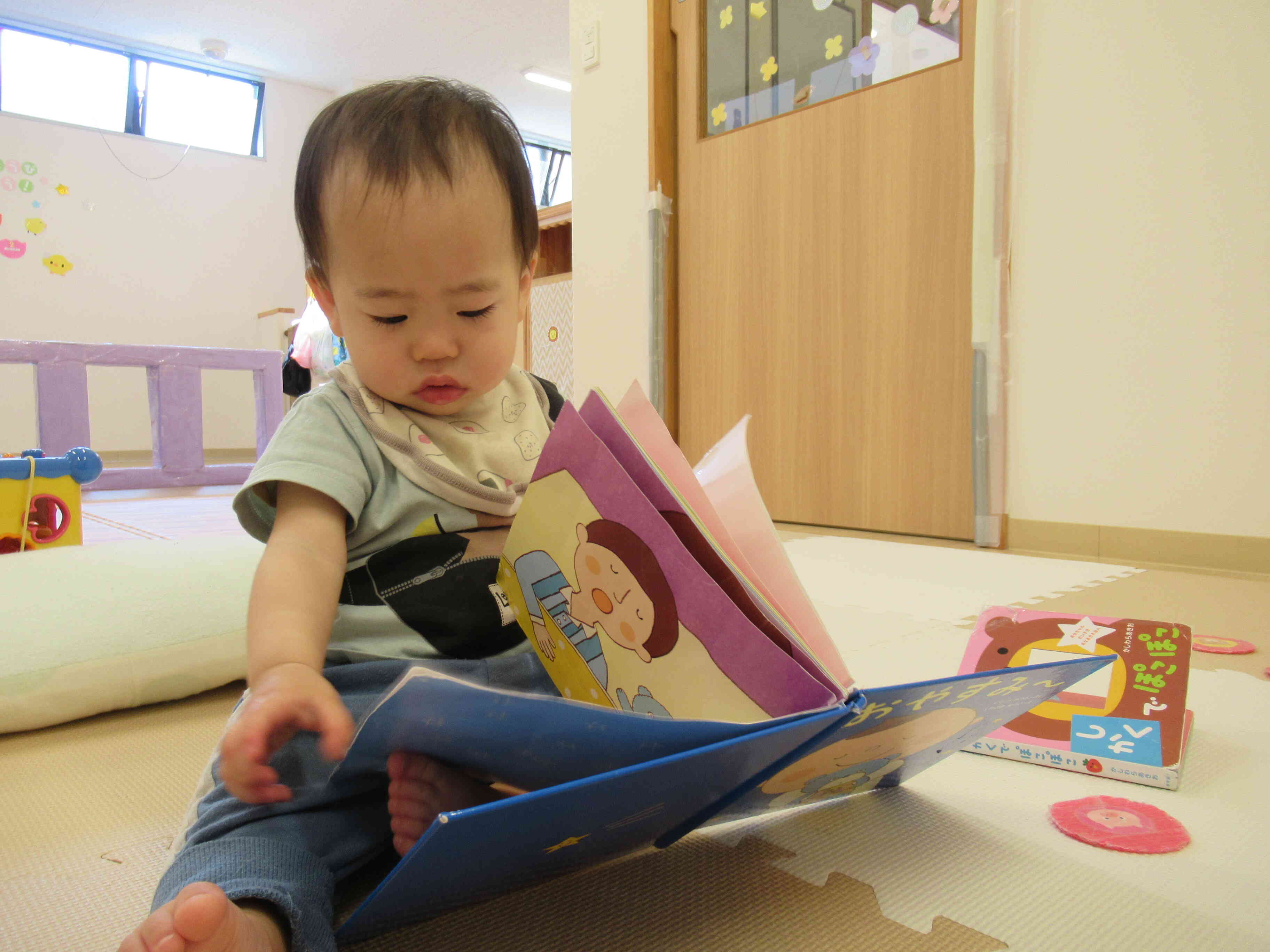 器用にページをめくって見ていたひよこ組（0歳児）のお友だち☆
