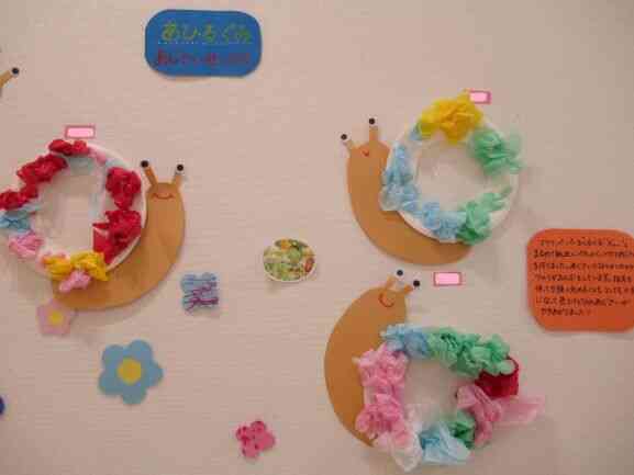 1歳児さんのフラワーペーパーを使ったかわいいカタツムリが完成しました☆”くるくる””ぎゅっ”と丸めることを楽しんでいました♪