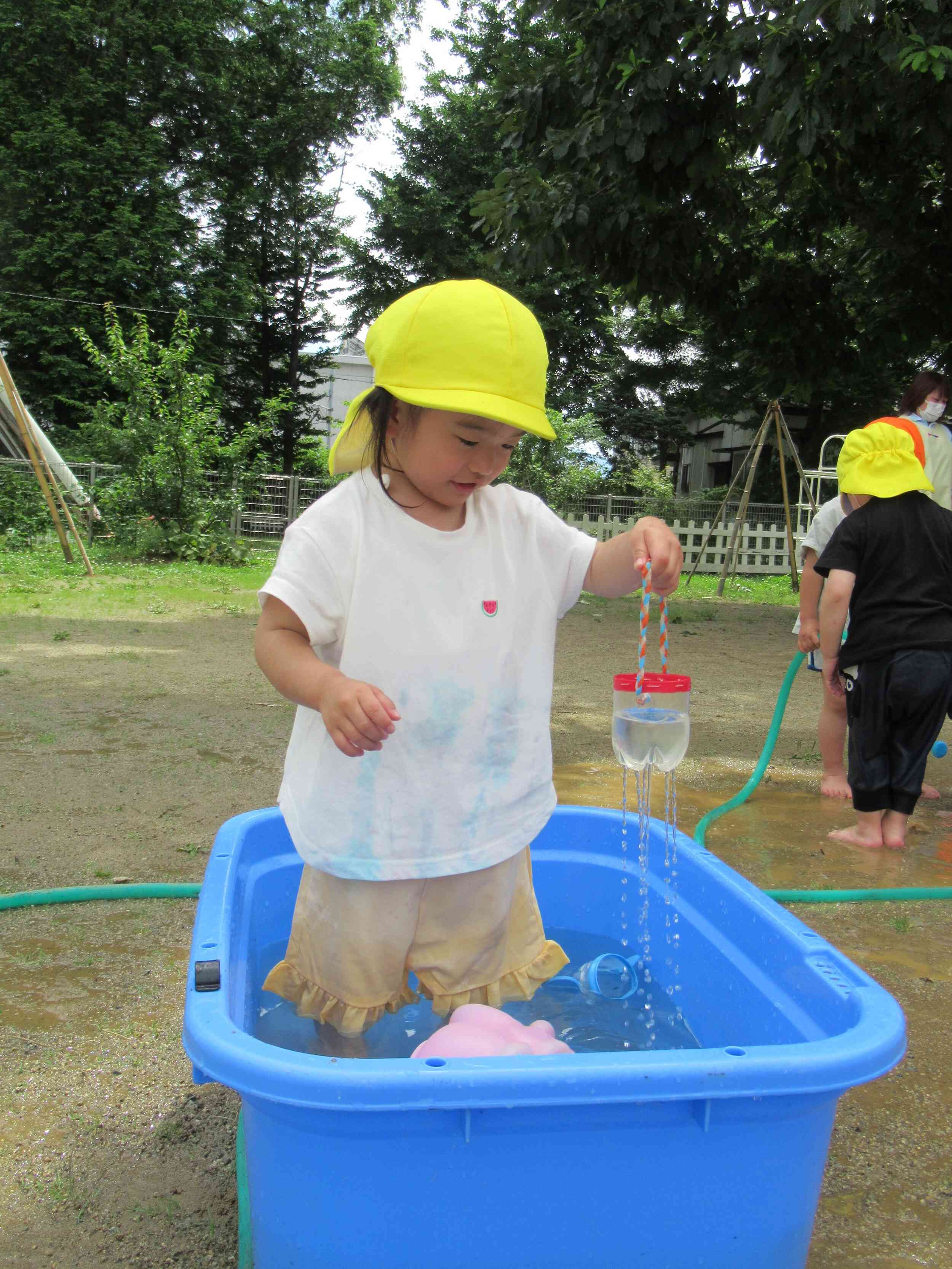水の流れを観察中♪