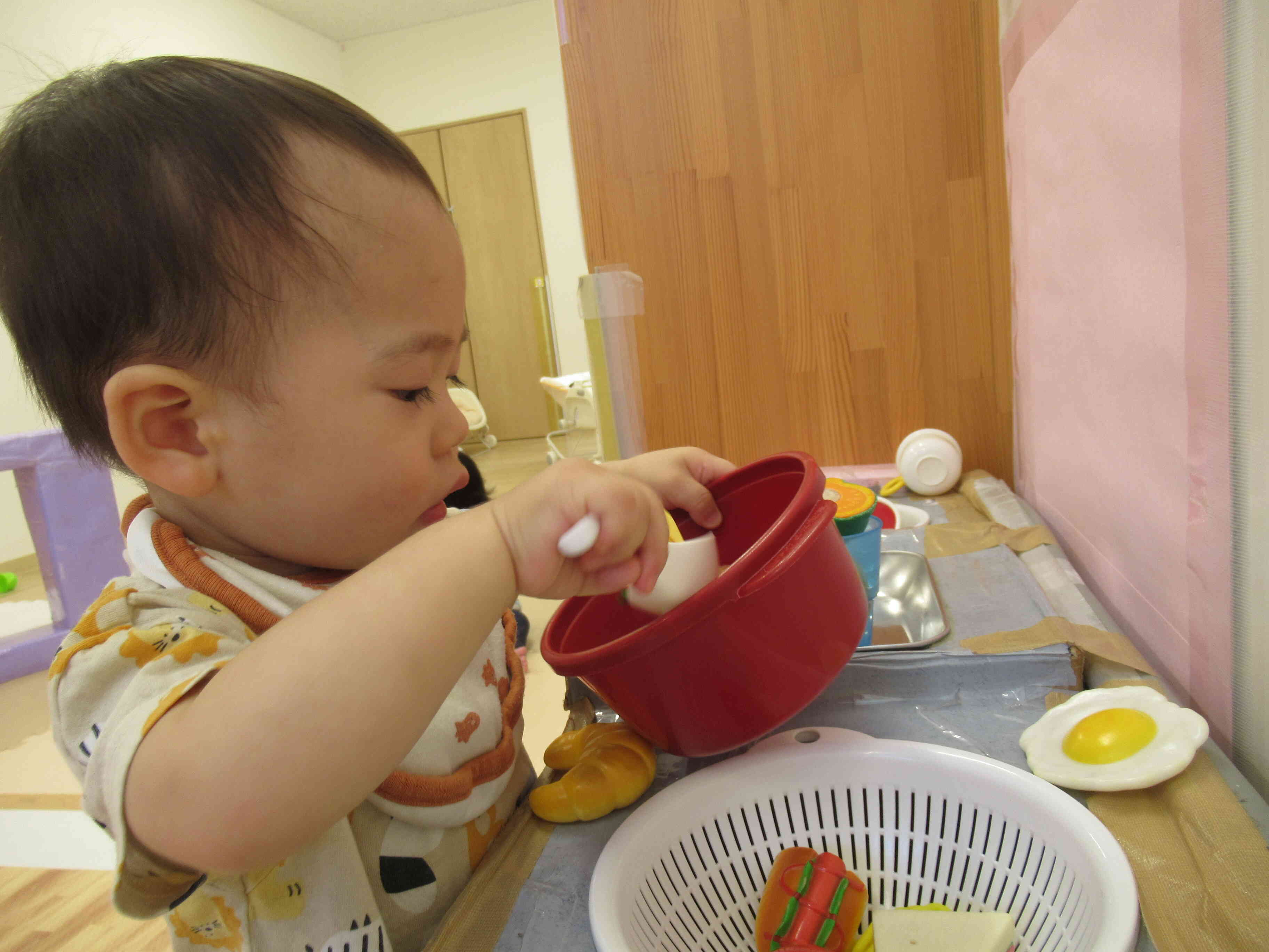 興味いっぱいのひよこ組（0歳児）♪