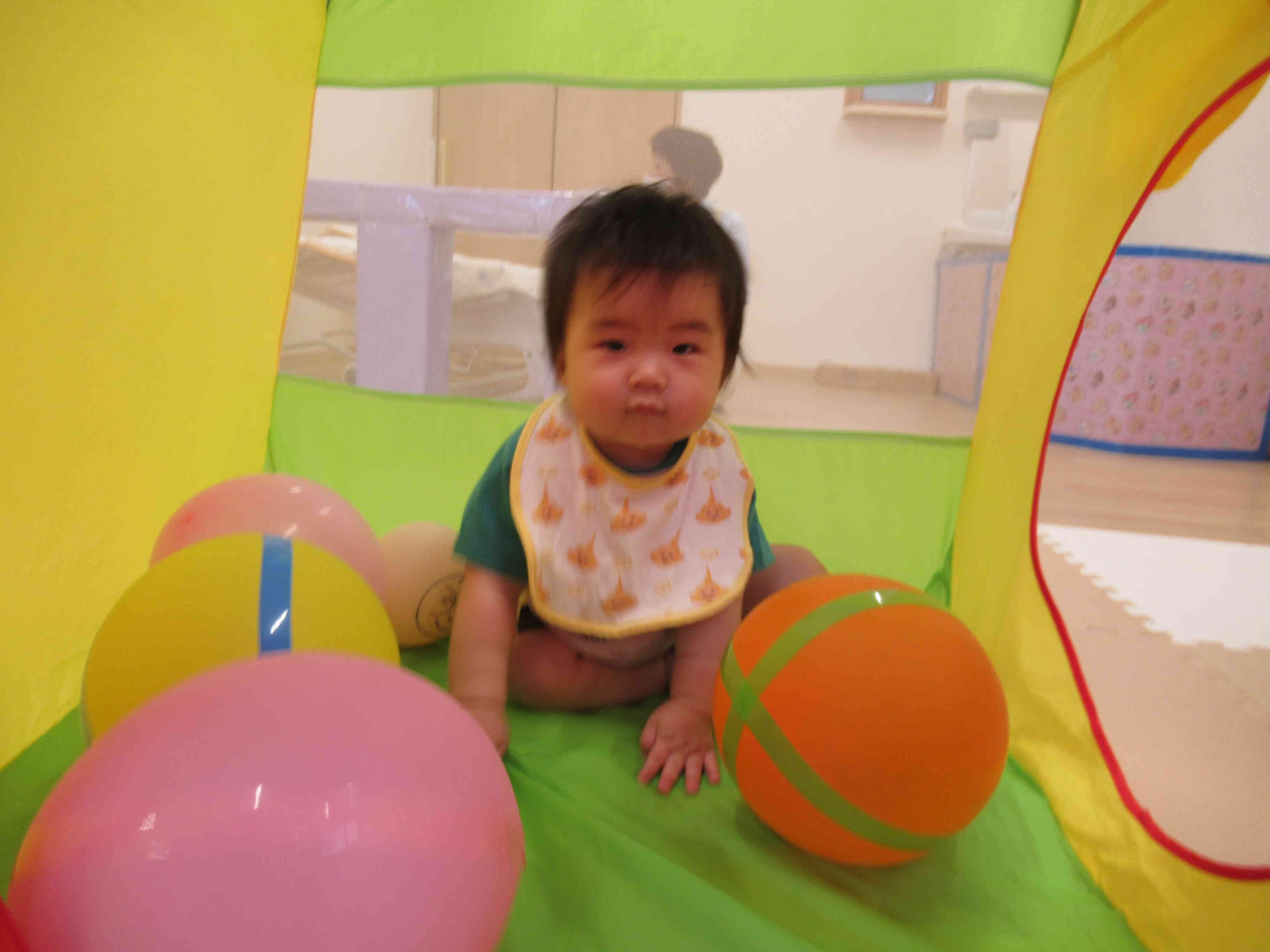 探索活動が好きなひよこ組（０歳児）☆