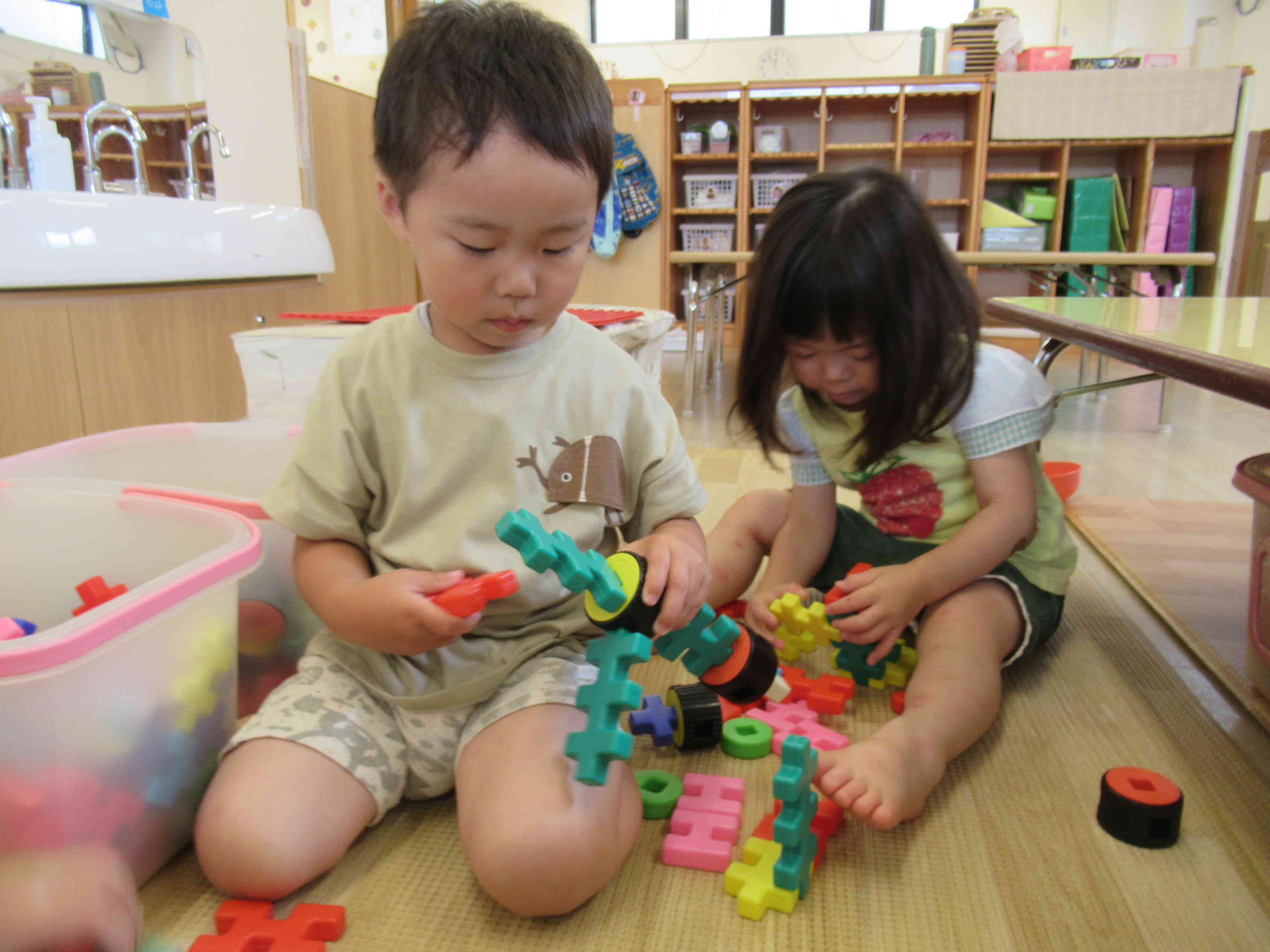 ブロックで自由自在に作る子どもたち☆