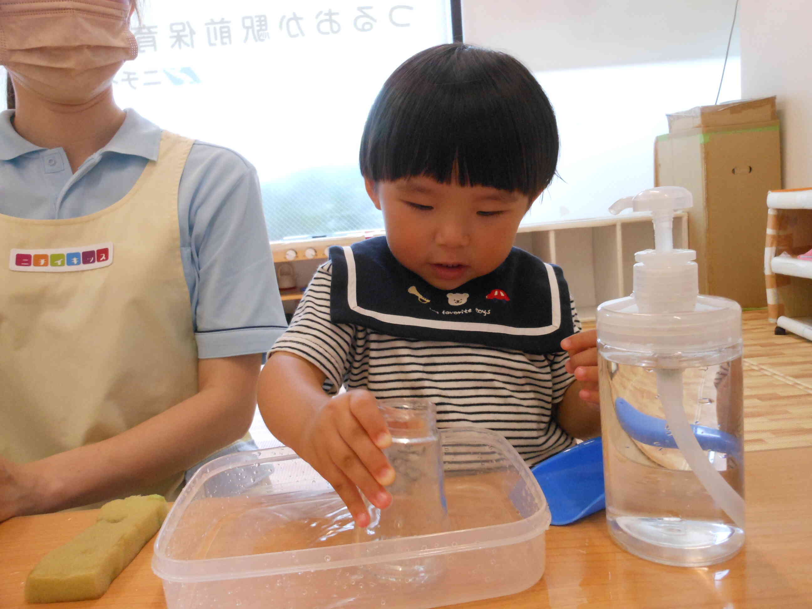 室内の水遊び、気持ちいいー☆