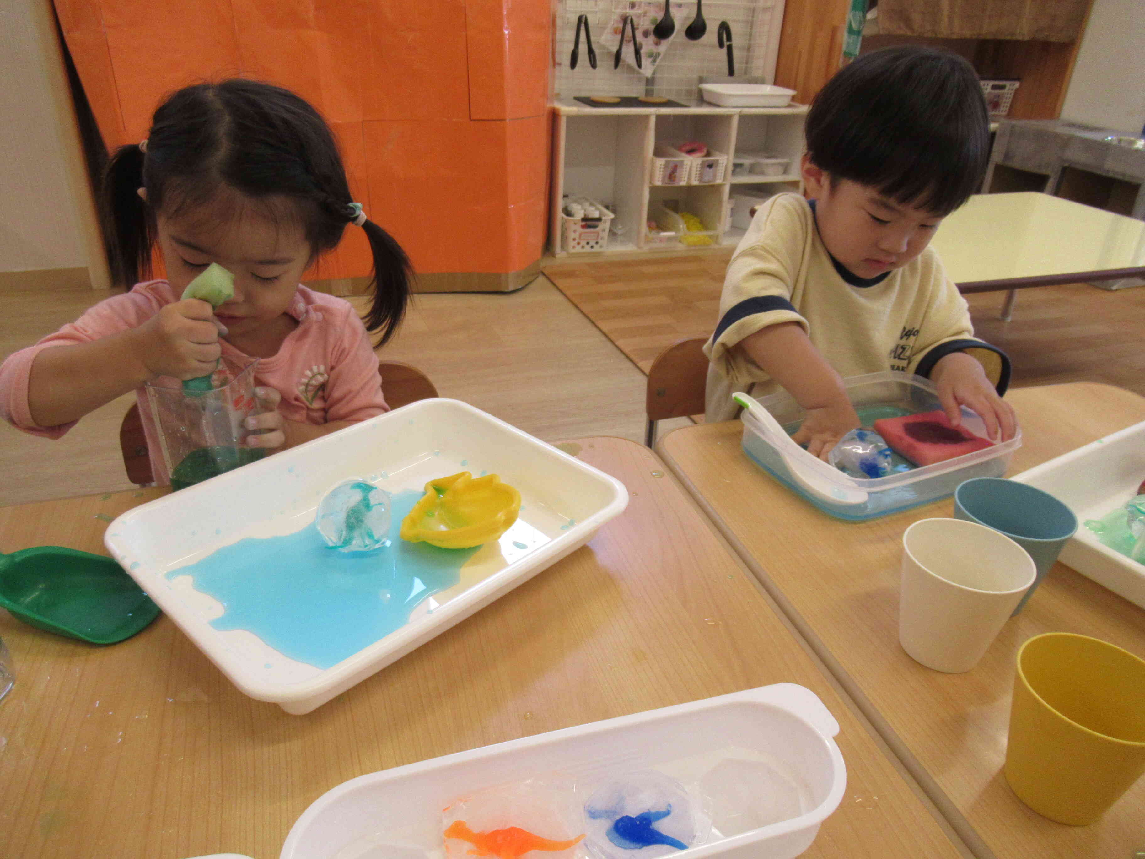 氷と色水遊びに夢中の子どもたち♪