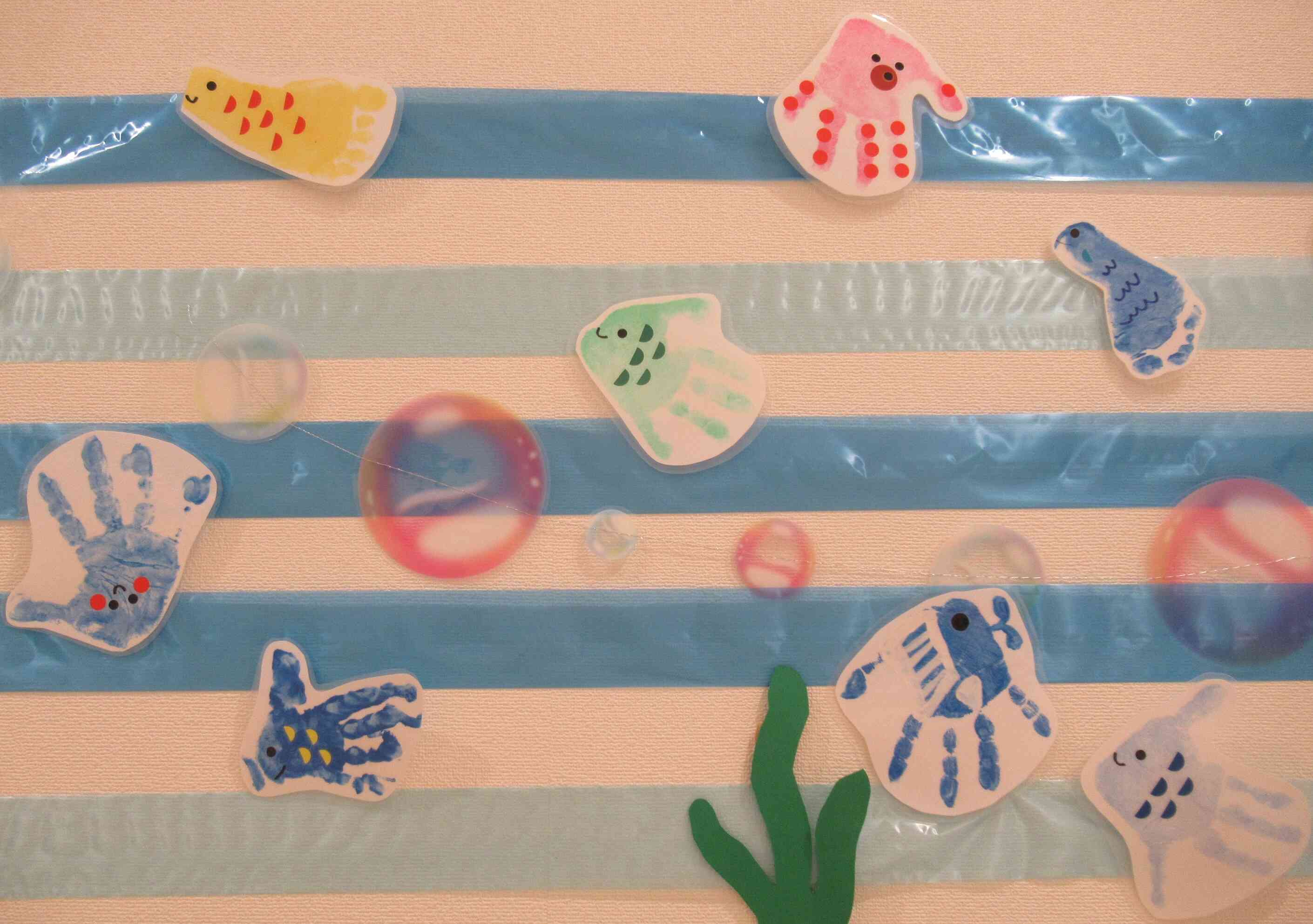 子どもたちの足型・手形で作った海の生き物たちが元気に泳いでいます♪