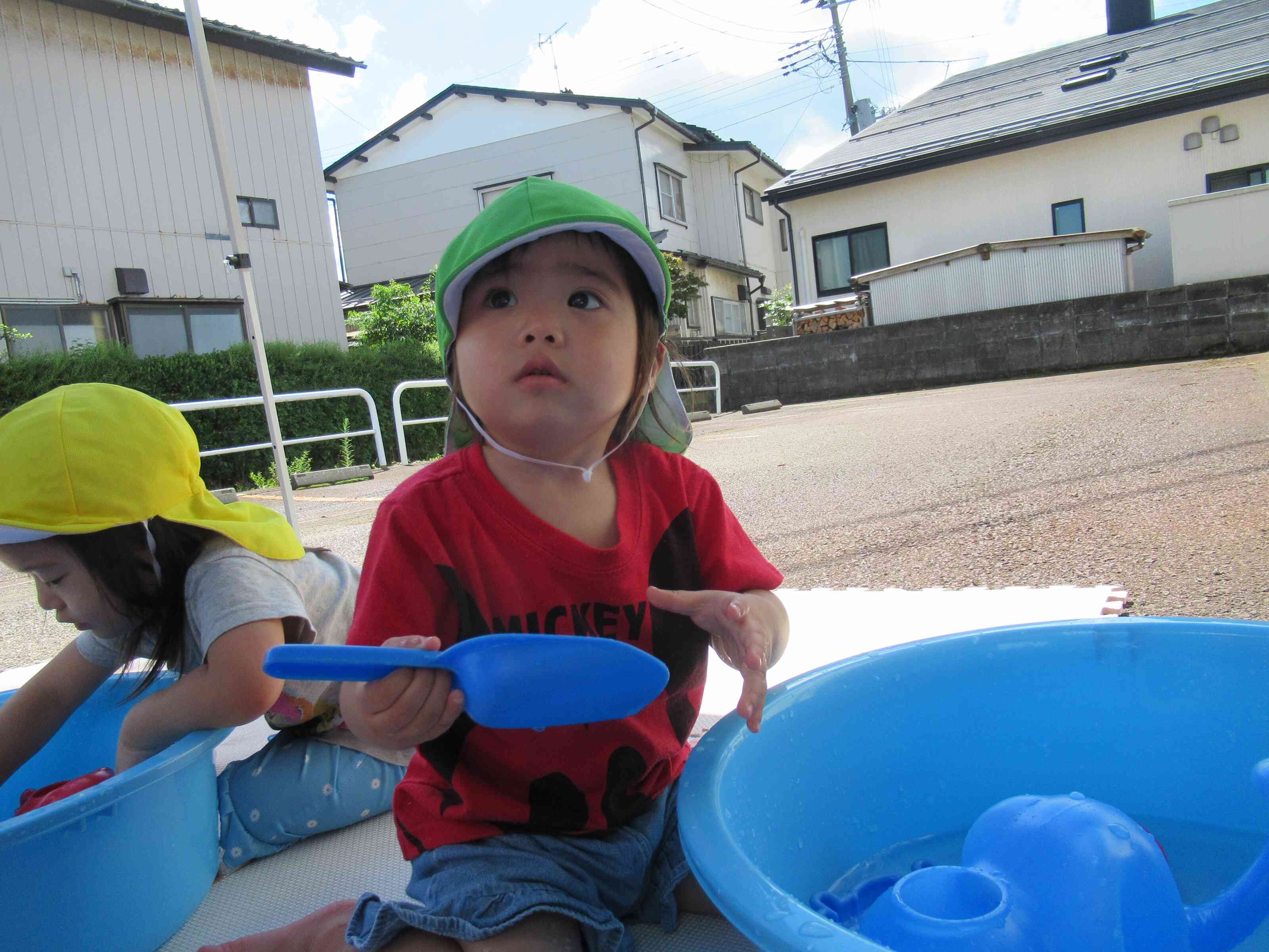 シャベルでお水を掬ってみるよ！