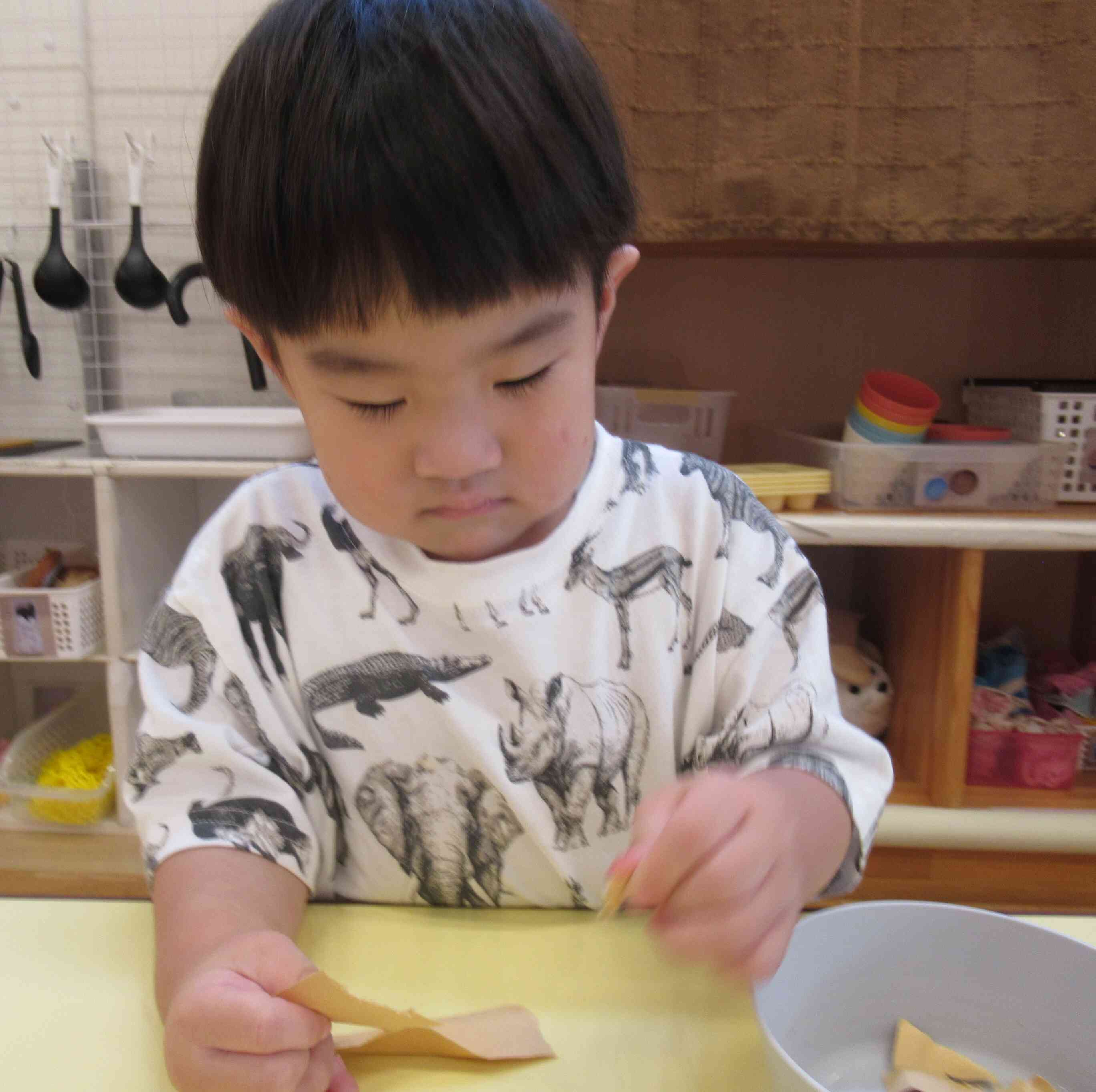 梨の製作に使う折り紙をビリビリ♪指先の使い方も上手になってきました！