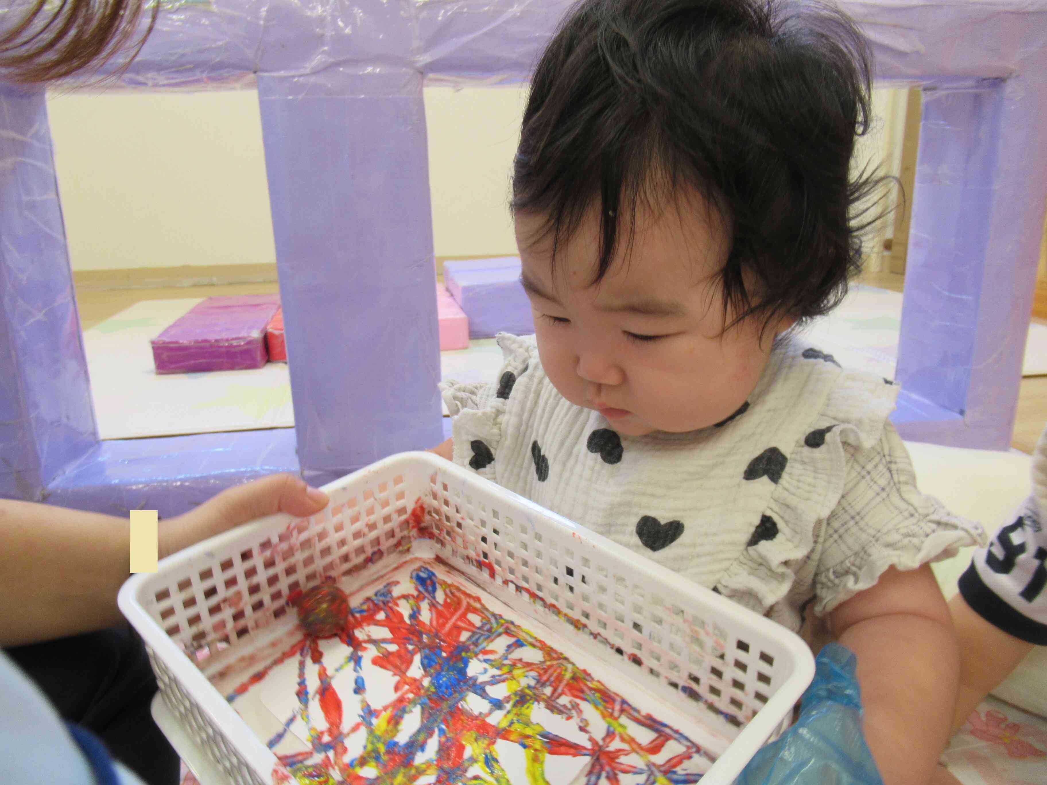 ビー玉、コロコロ♪転がる様子に興味津々