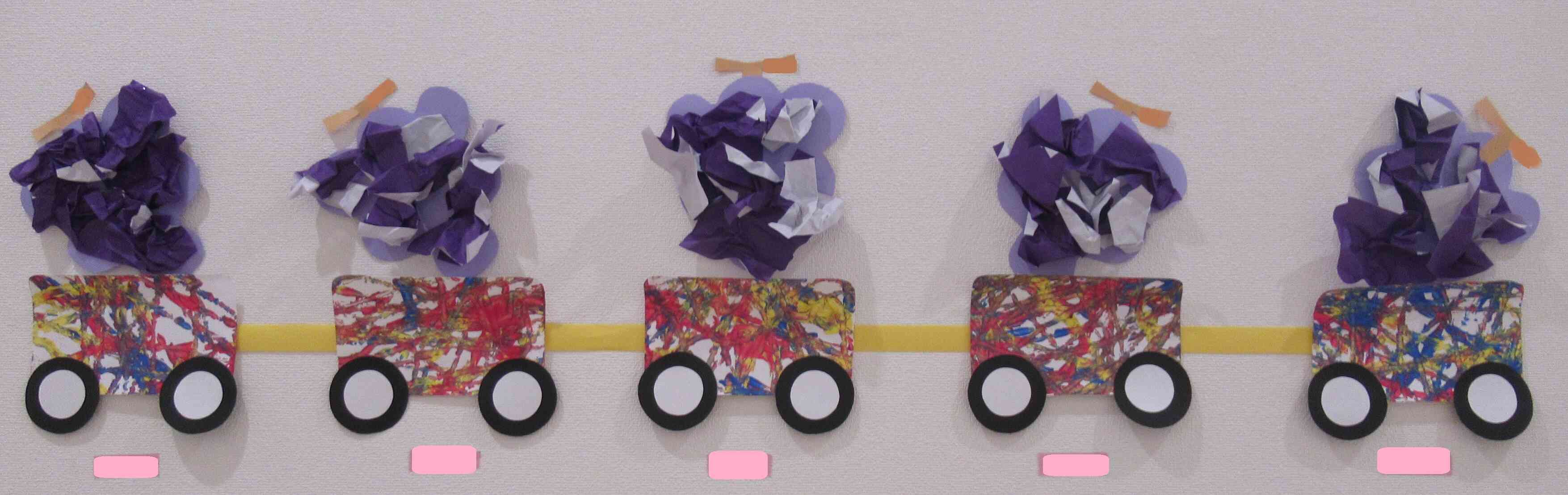 0歳児さんは折り紙をにぎにぎ！とっても美味しそうなぶどうの列車が通ります♪
