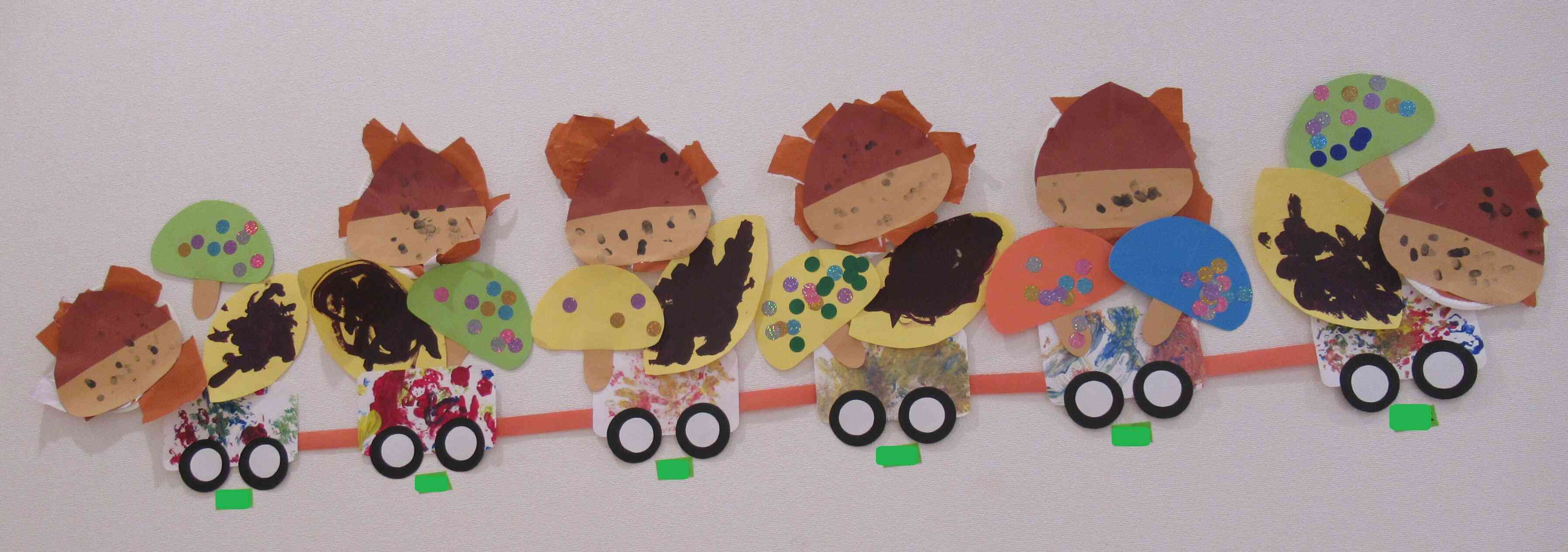 1歳児さんは様々な素材を使っての製作☆とってもにぎやかな列車の完成です☆