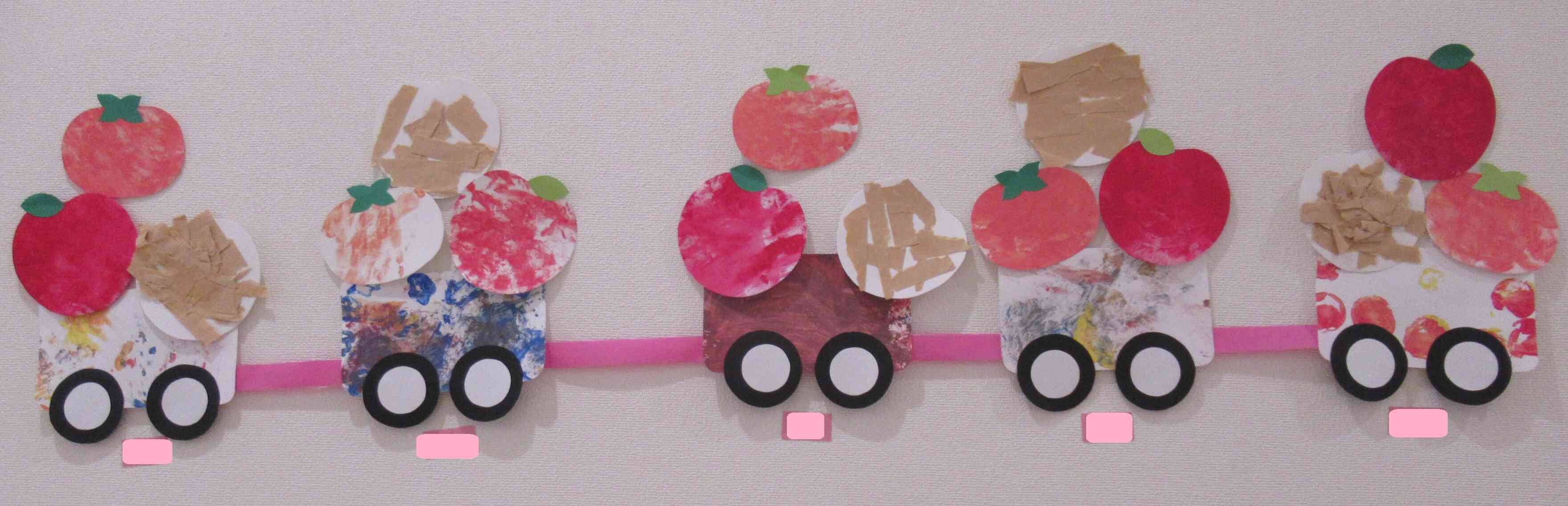 10月の製作のテーマは「くだもの列車」です♪2歳児さんは絵具や指のりを使用して製作しました♪