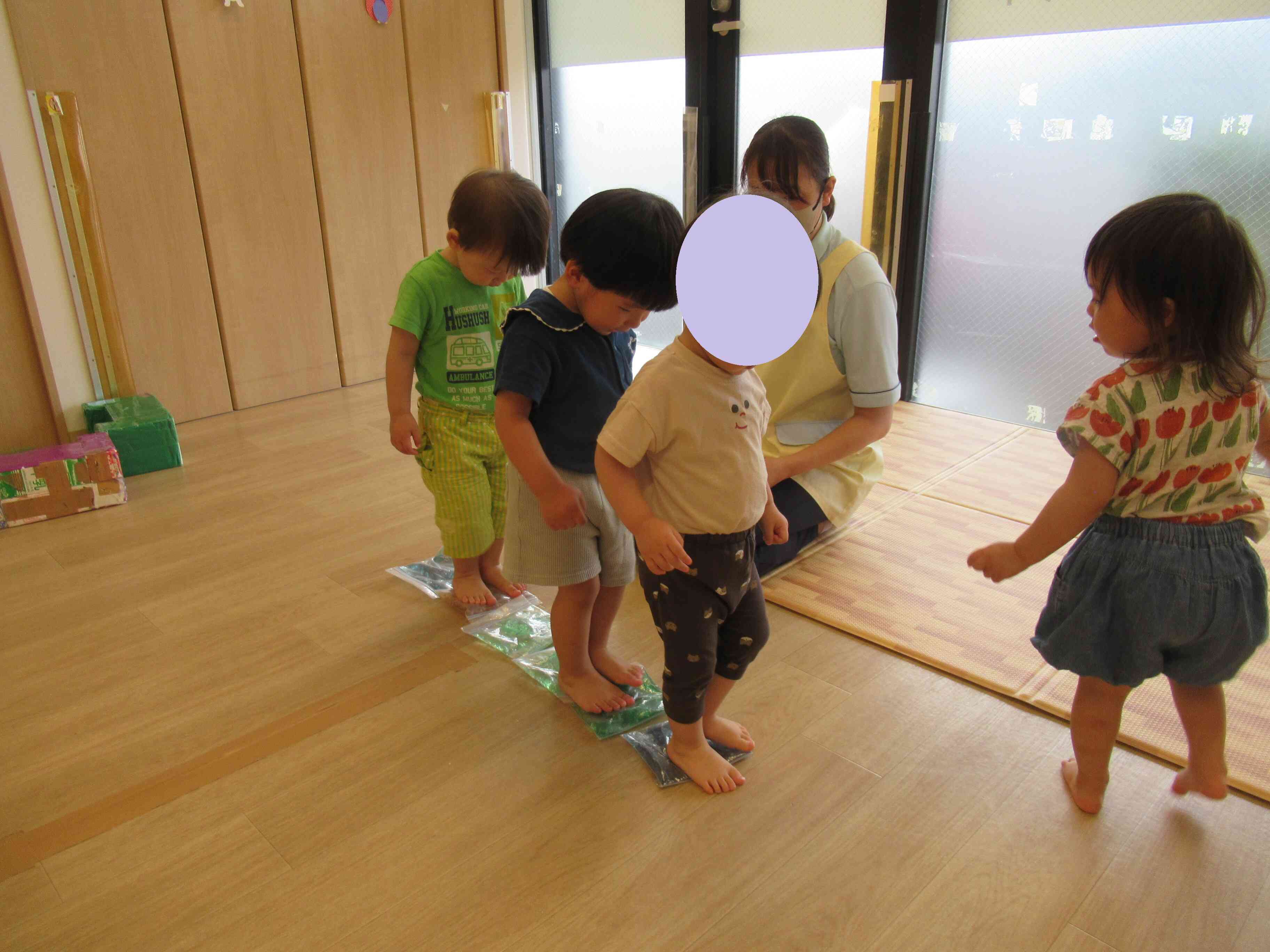 ☆いろんな遊びに興味津々のあひる組（１歳児）☆