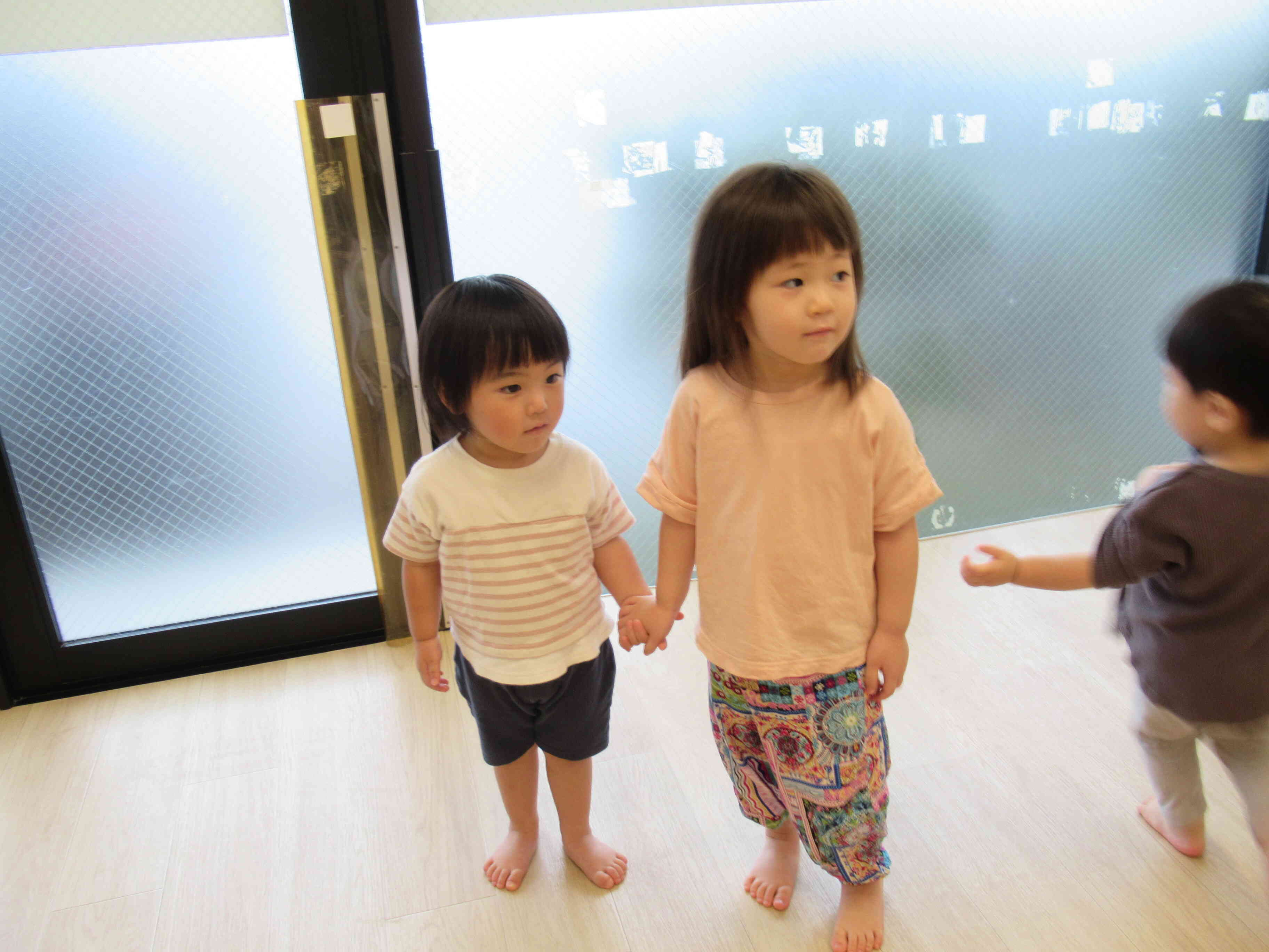 お友だちと仲よく手を繫いでウォーキング♪