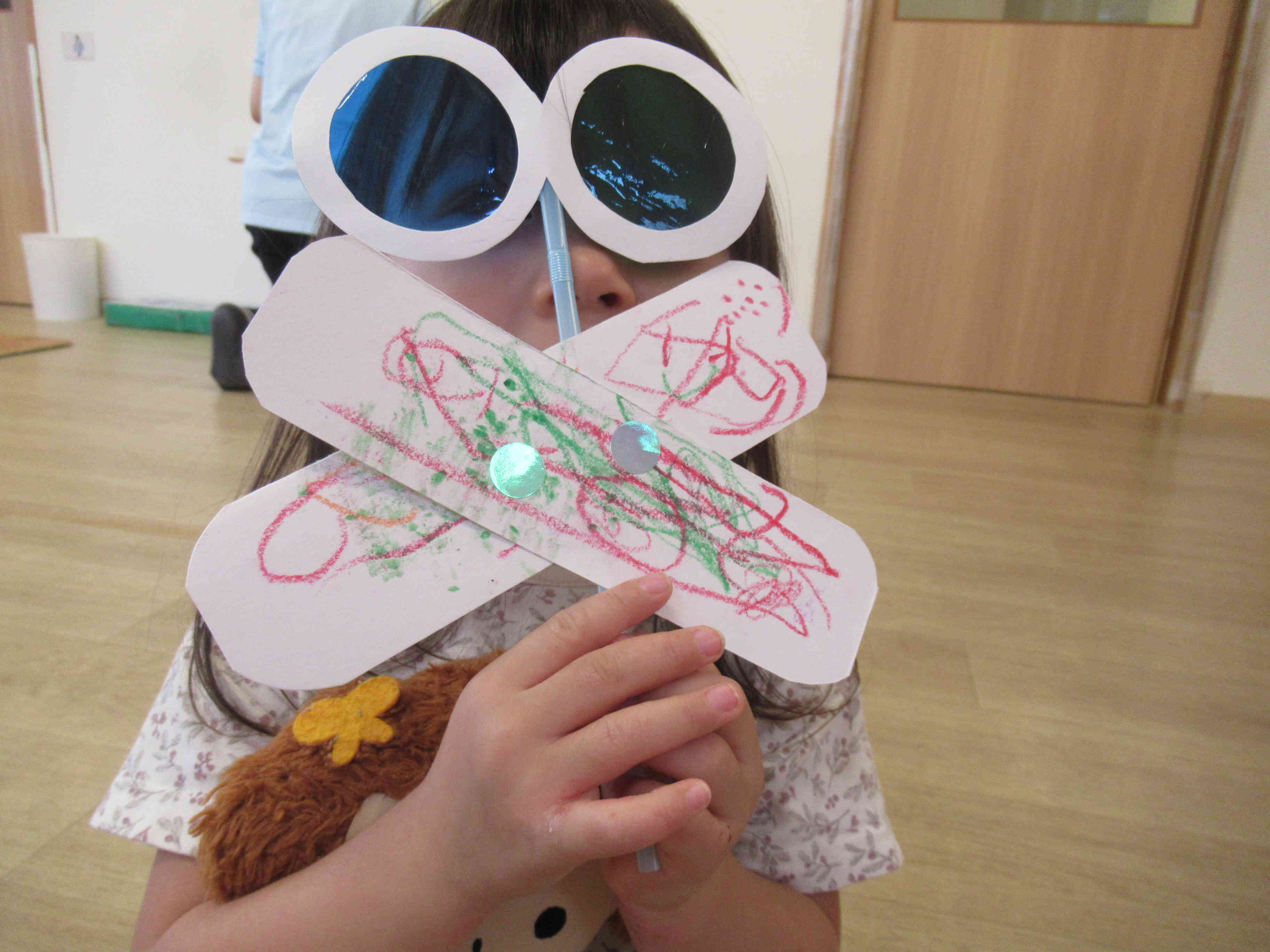 とんぼのめがねを覗いたら不思議な世界♪