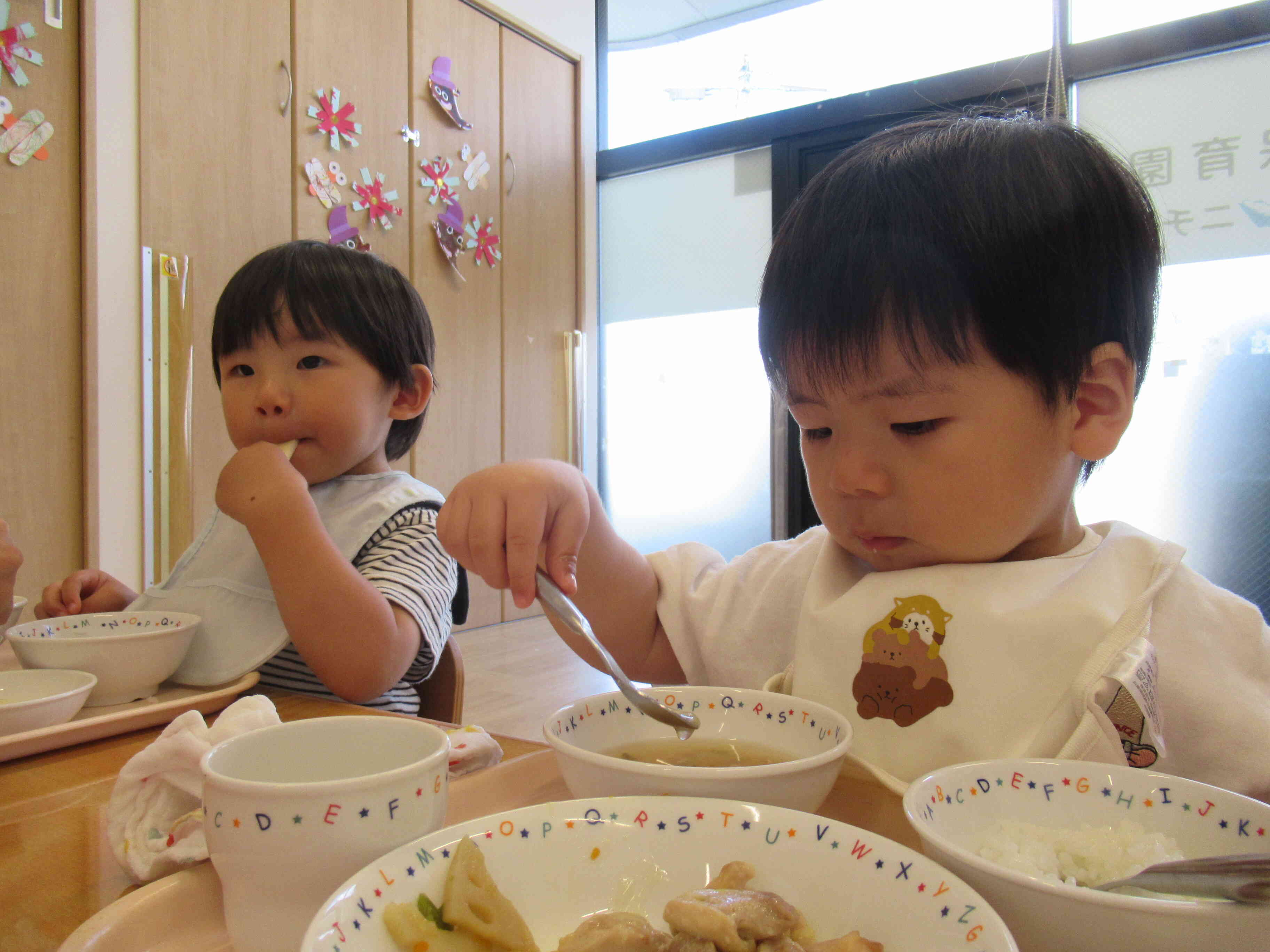 スプーンでしめじを探してみよう♪