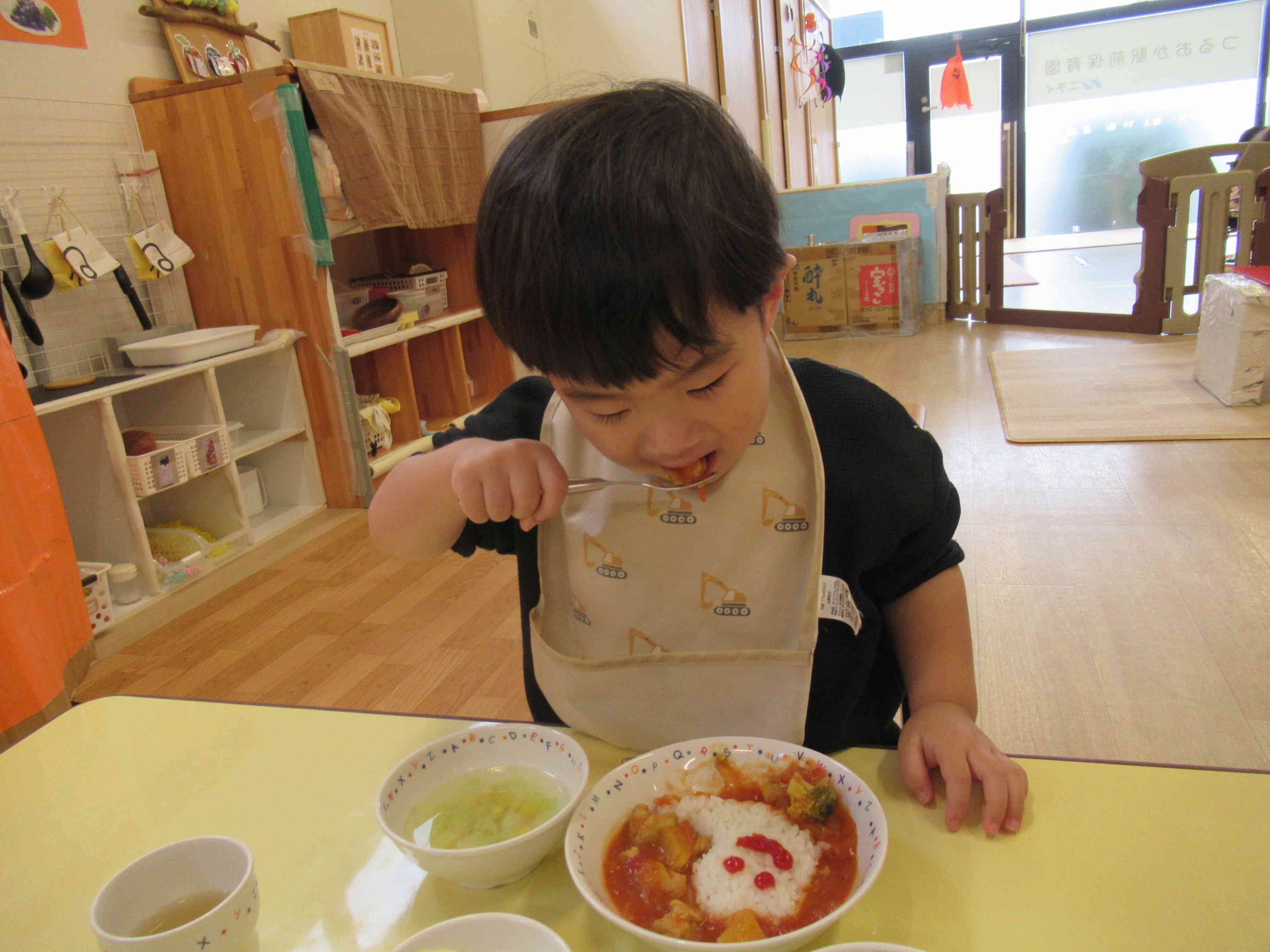 可愛いハロウィーン給食、とても美味しいね♪