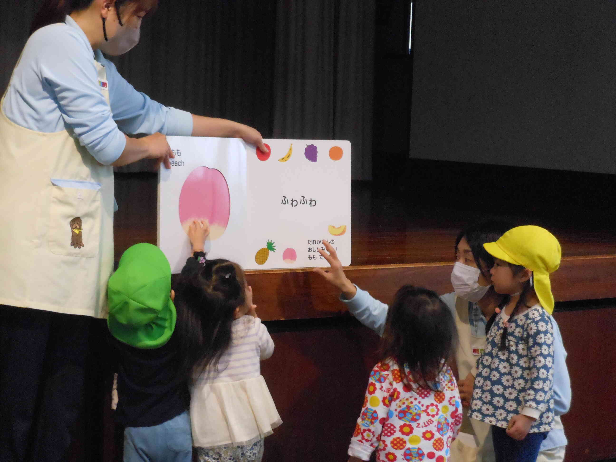 みんなで大型絵本も見ました。