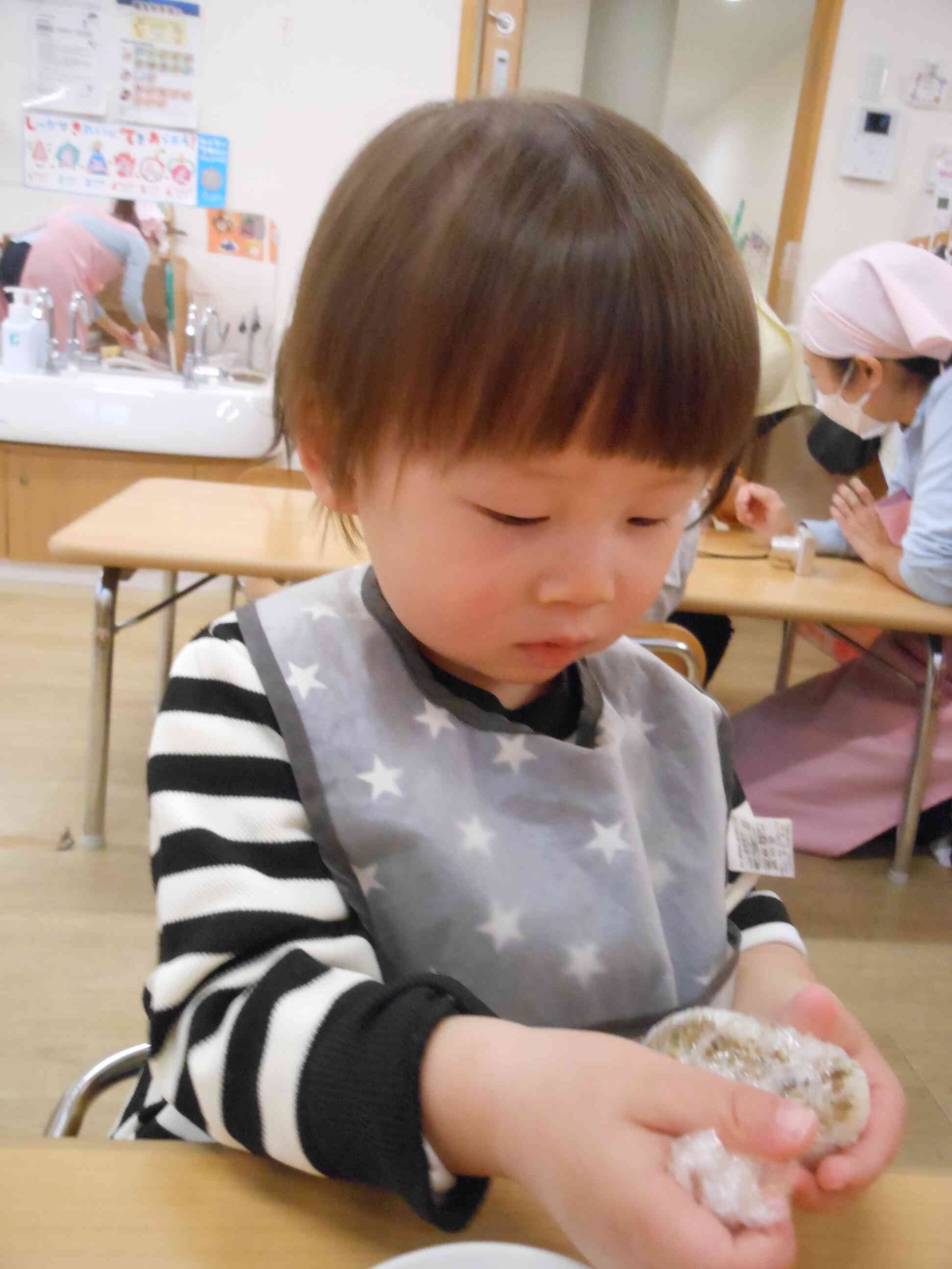 おにぎりを握るまなざしは、真剣そのものです☆