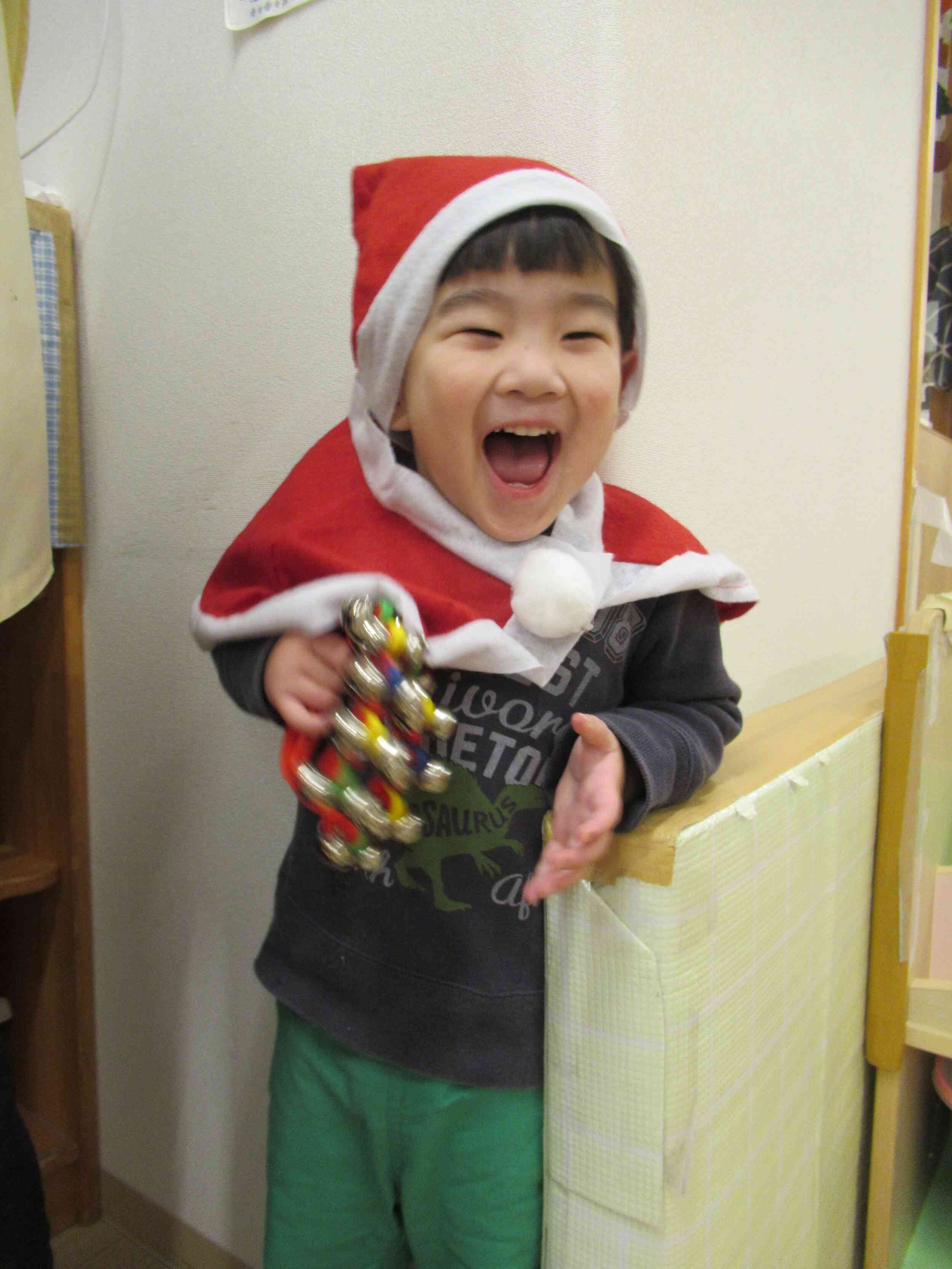 サンタさんになりきっていい笑顔☆