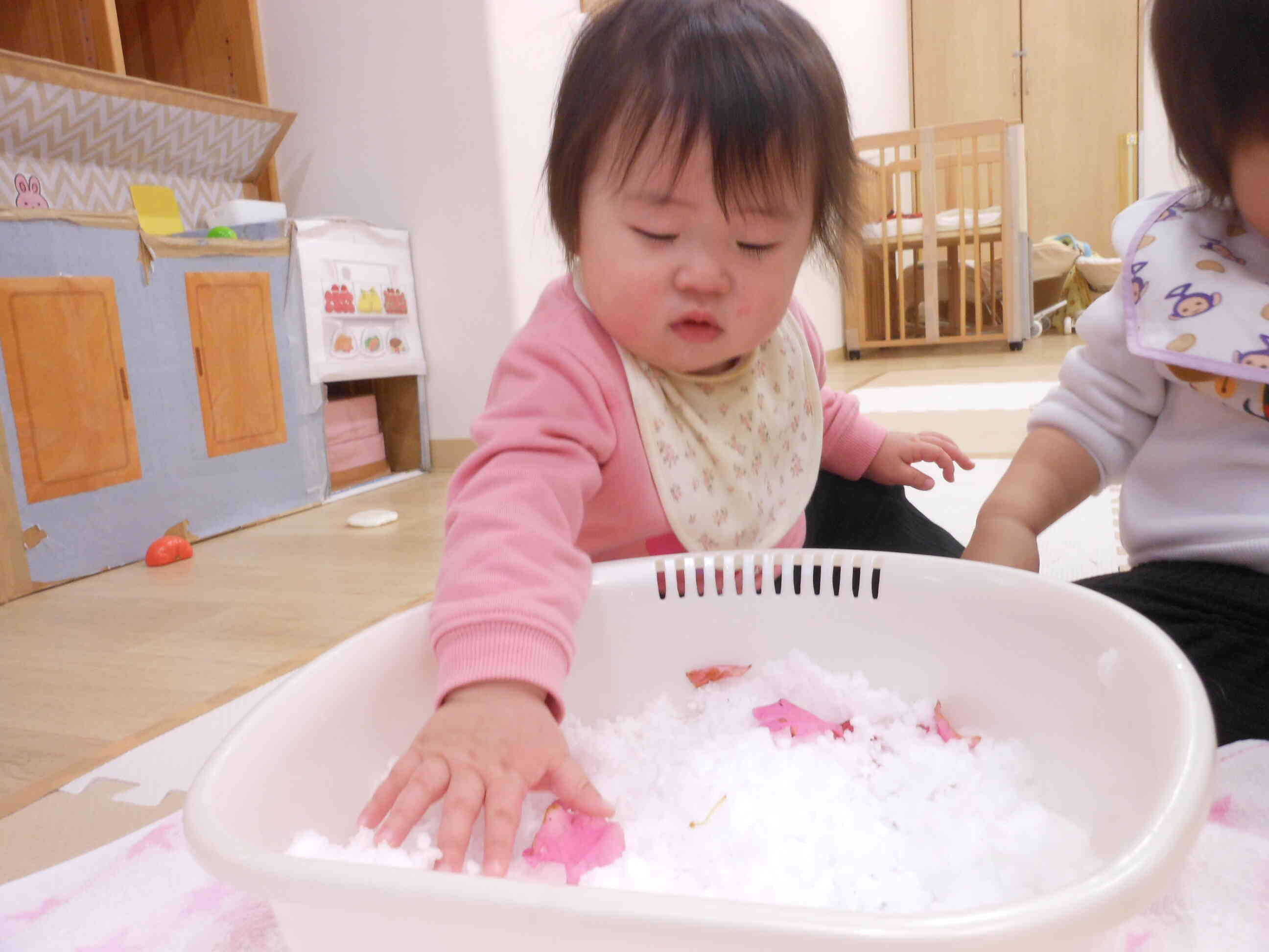 ふわふわの雪、気持ちいいー♪