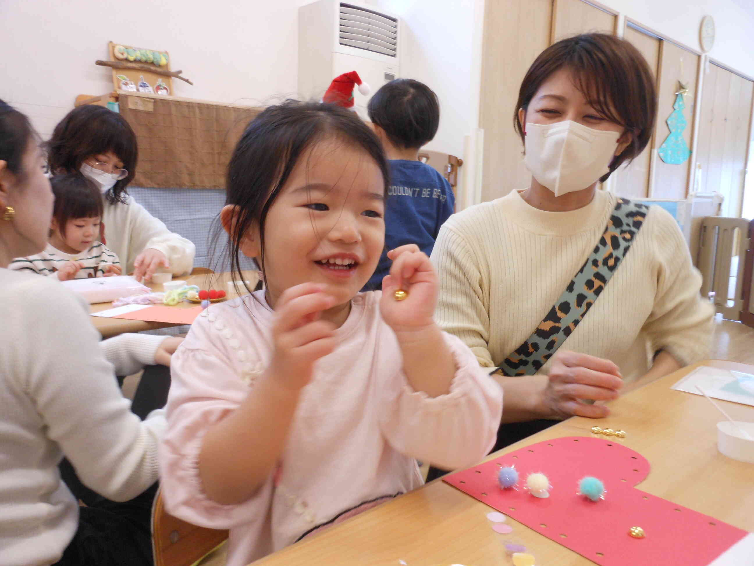 この飾りにしたの！手にも貼ってみよう♪