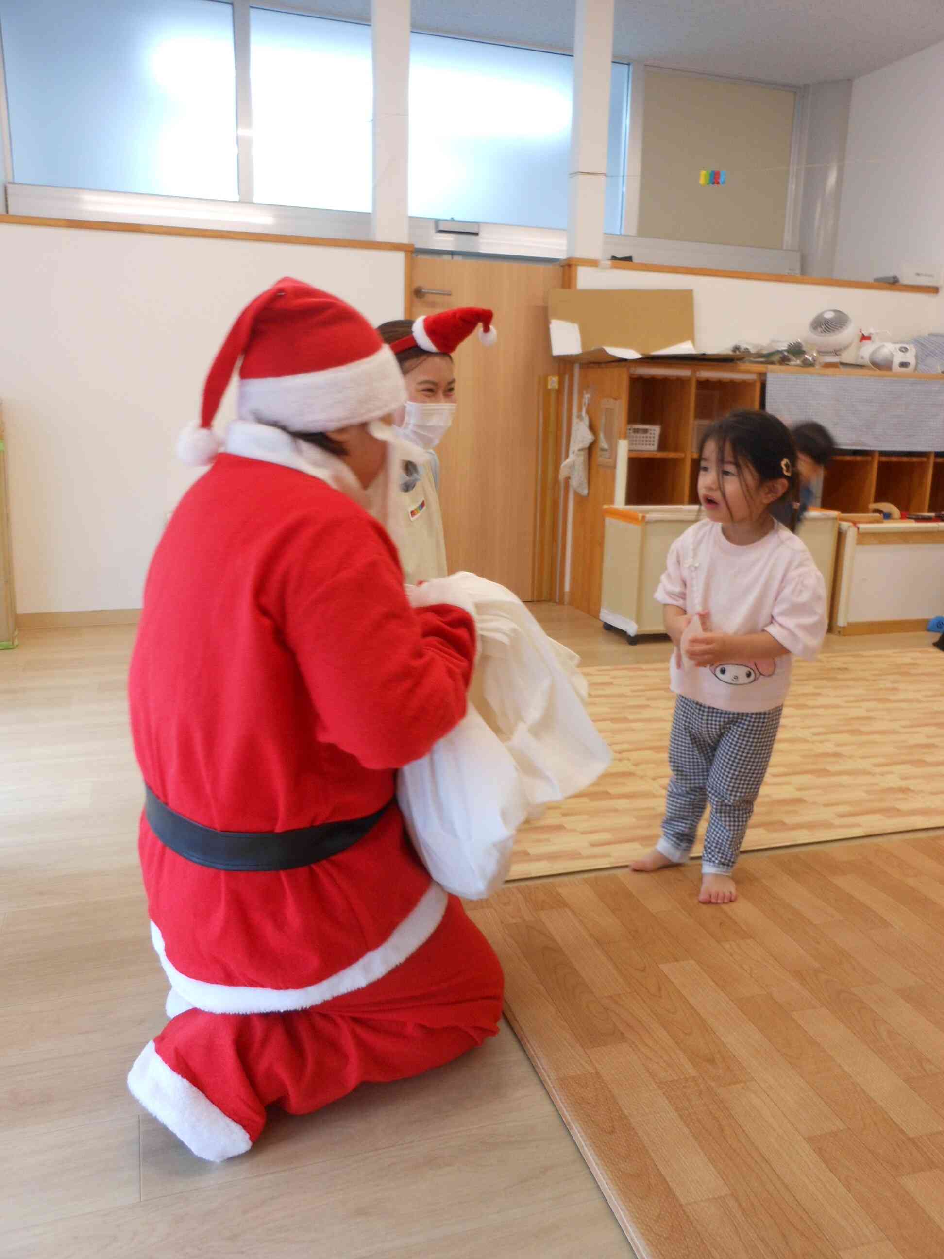 「サンタさん、何持ってきたの？」と質問でいっぱいです！