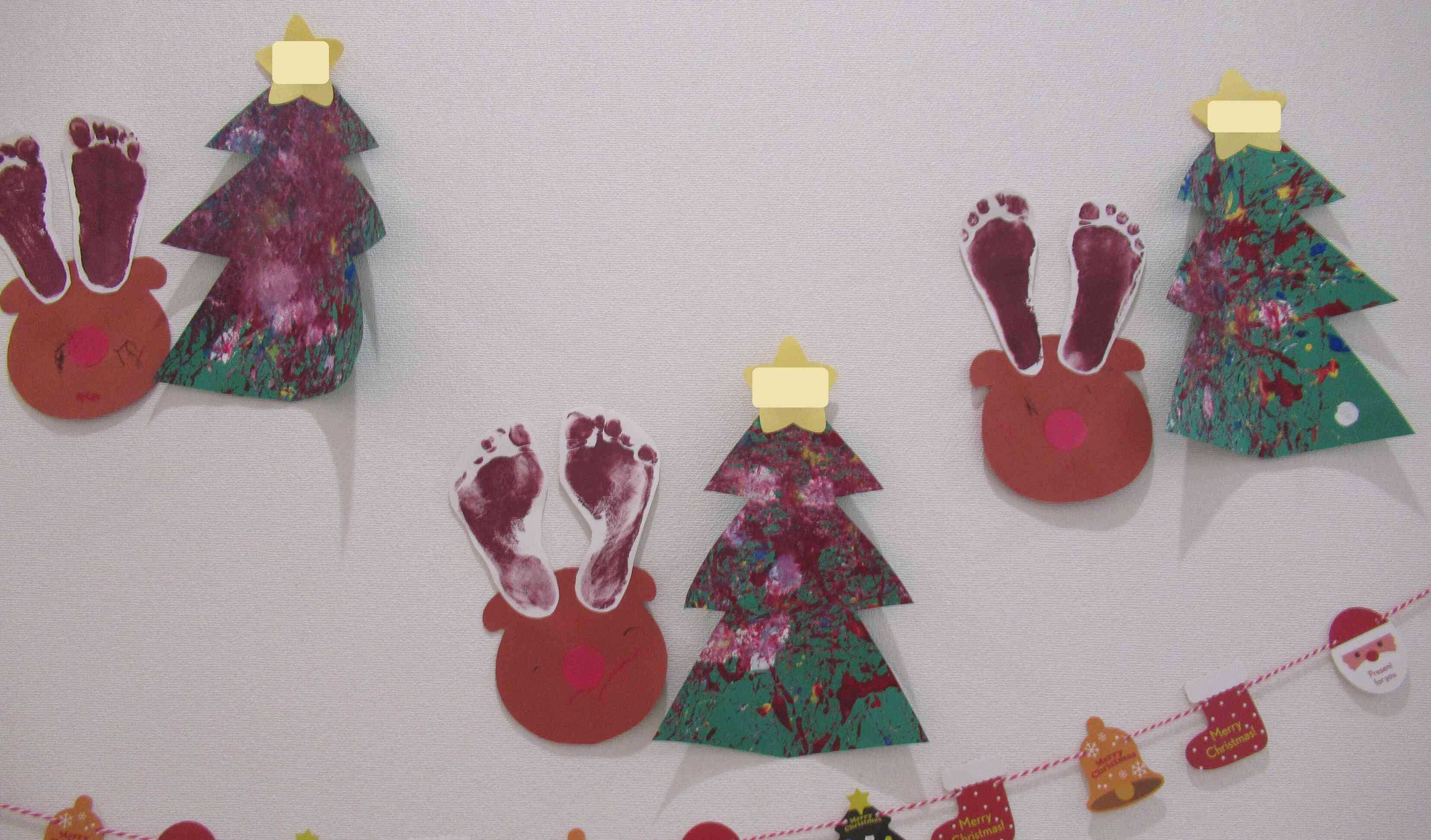 1歳児さんは公園で拾ってきたどんぐりを使って製作♪沢山の色をつけたかわいいツリーと足型の角がポイントのトナカイが完成しました！