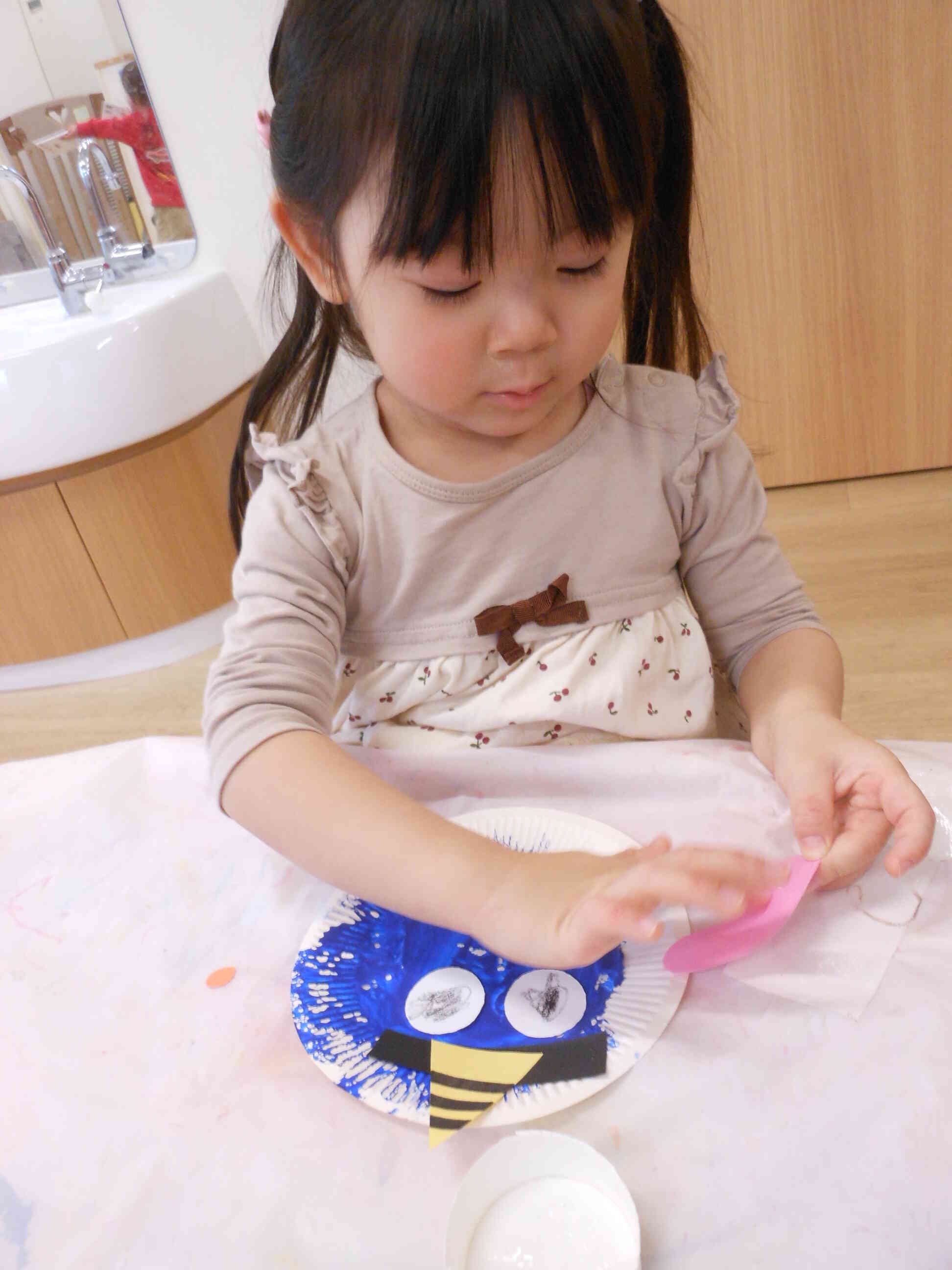 おにさんのお口、どこに貼ろうかな…