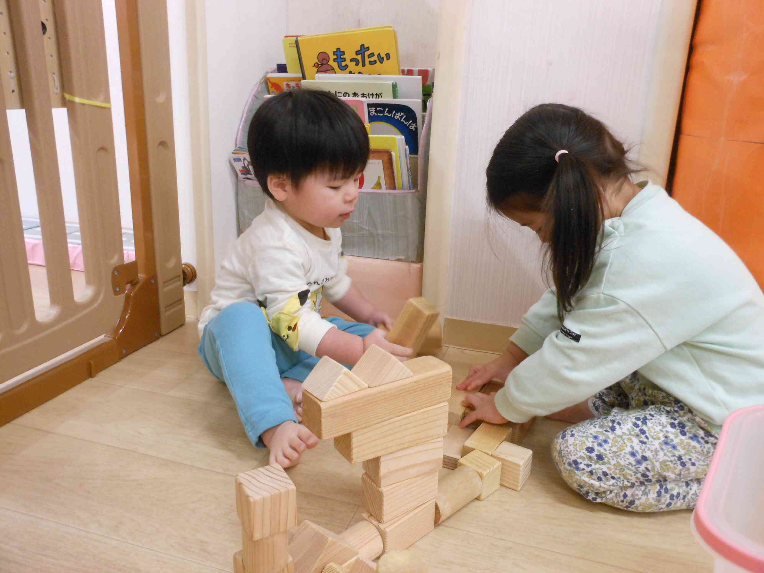 一緒に積み木でお家作ろう♪