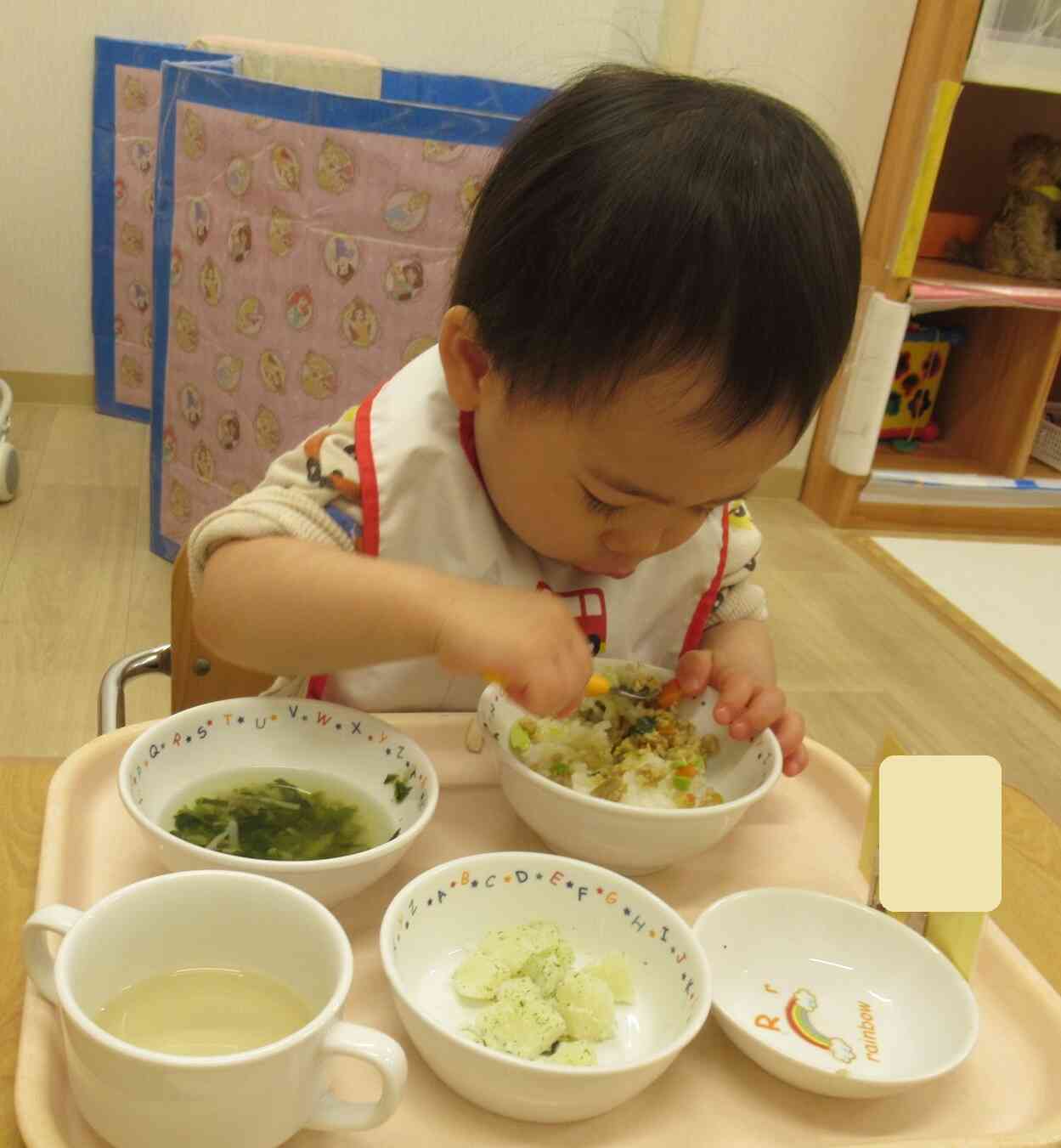 大好きなご飯に夢中です☆
