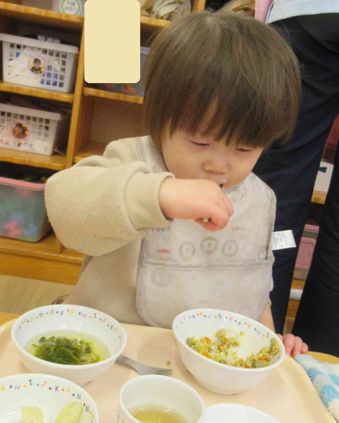 カレーそぼろ丼をパクッ！おいしいー！
