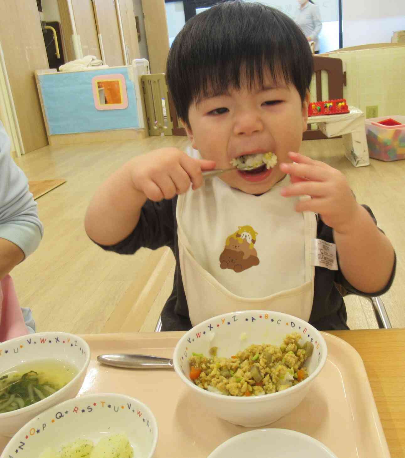 今日の給食は何かな？～あひる組・うさぎ組（1.2歳児）～