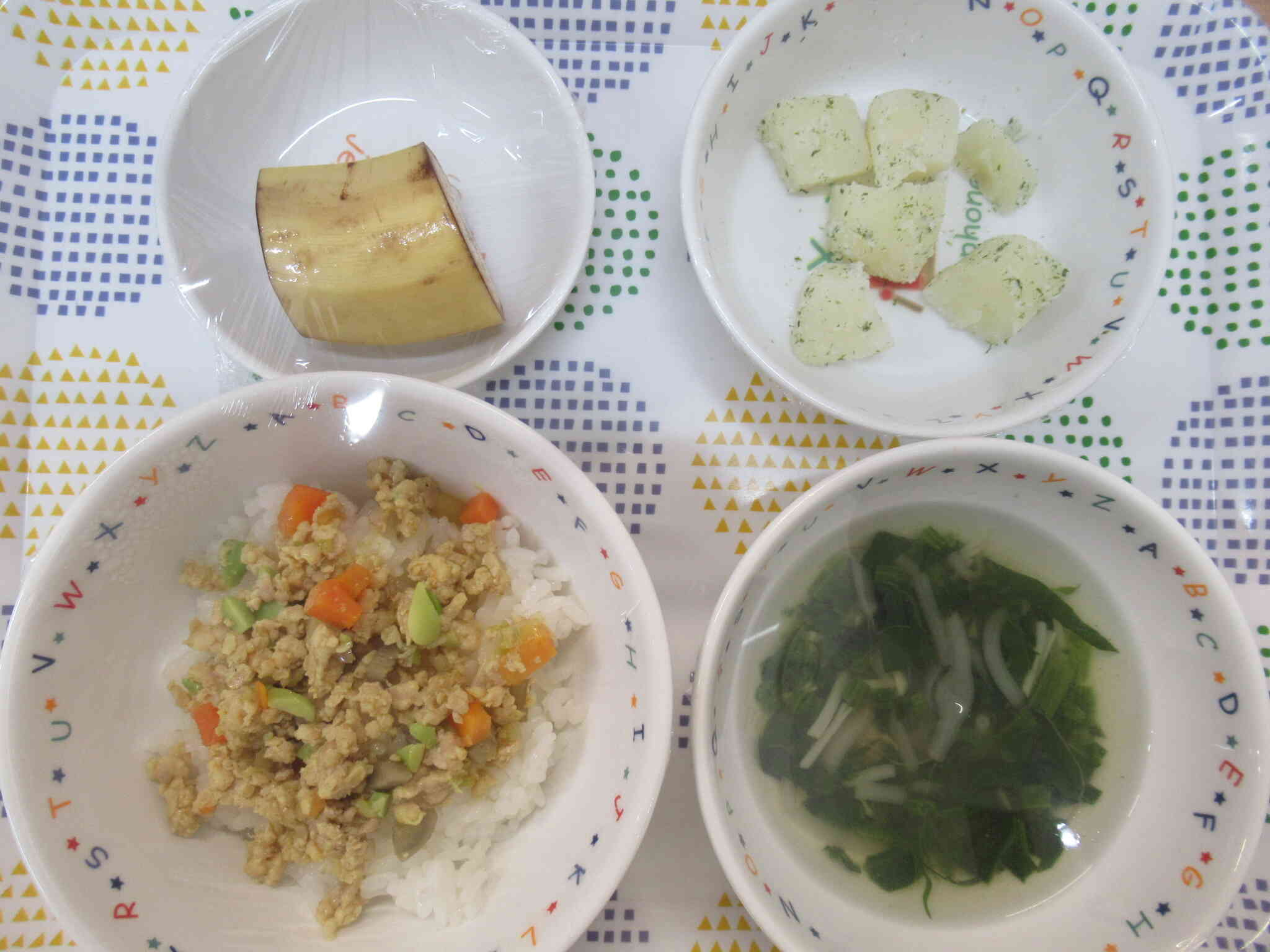 メニュー：カレーそぼろ丼、ほうれん草のお味噌汁、こふき芋、バナナ