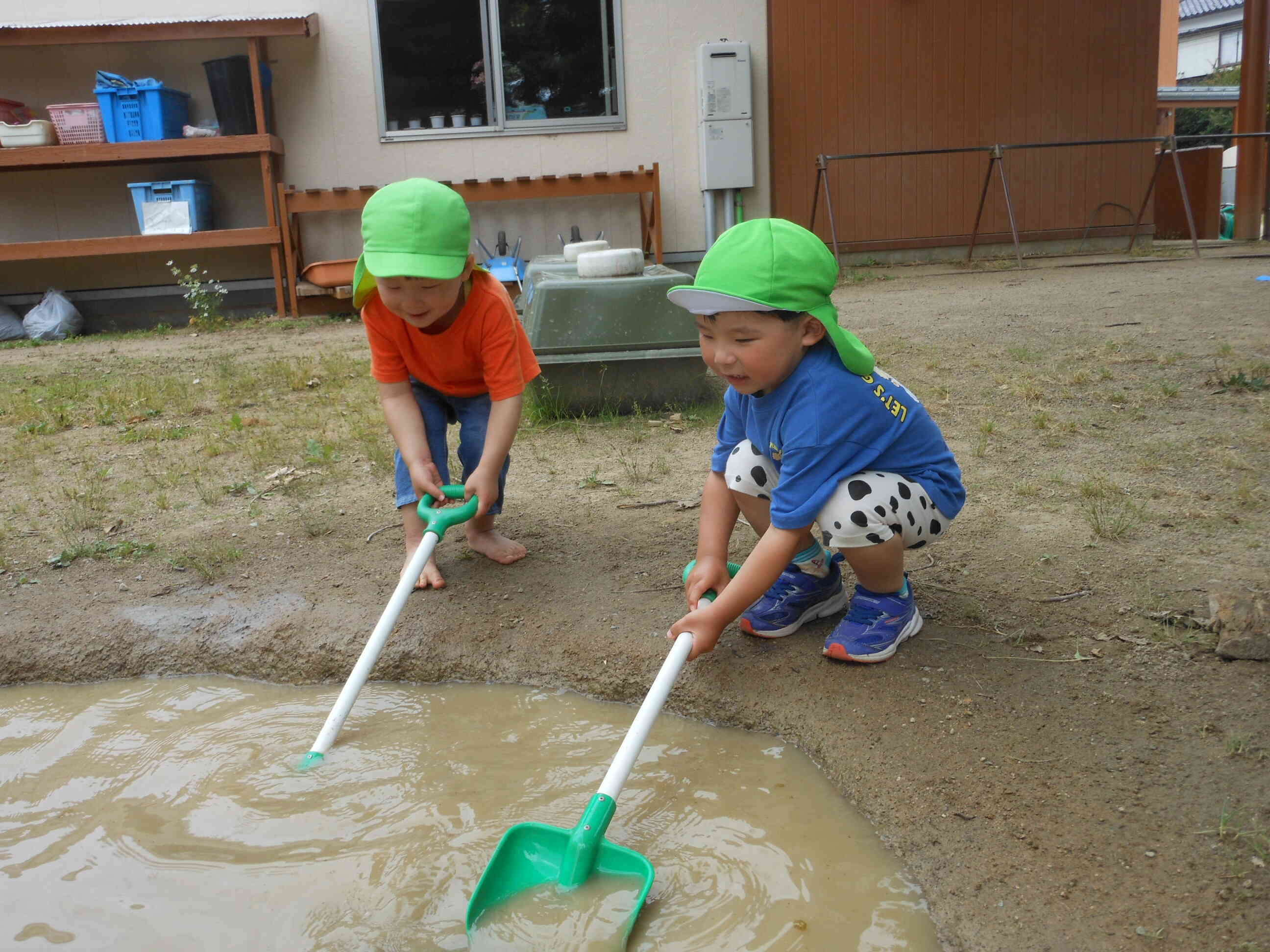 泥んこの池がすごーい☆