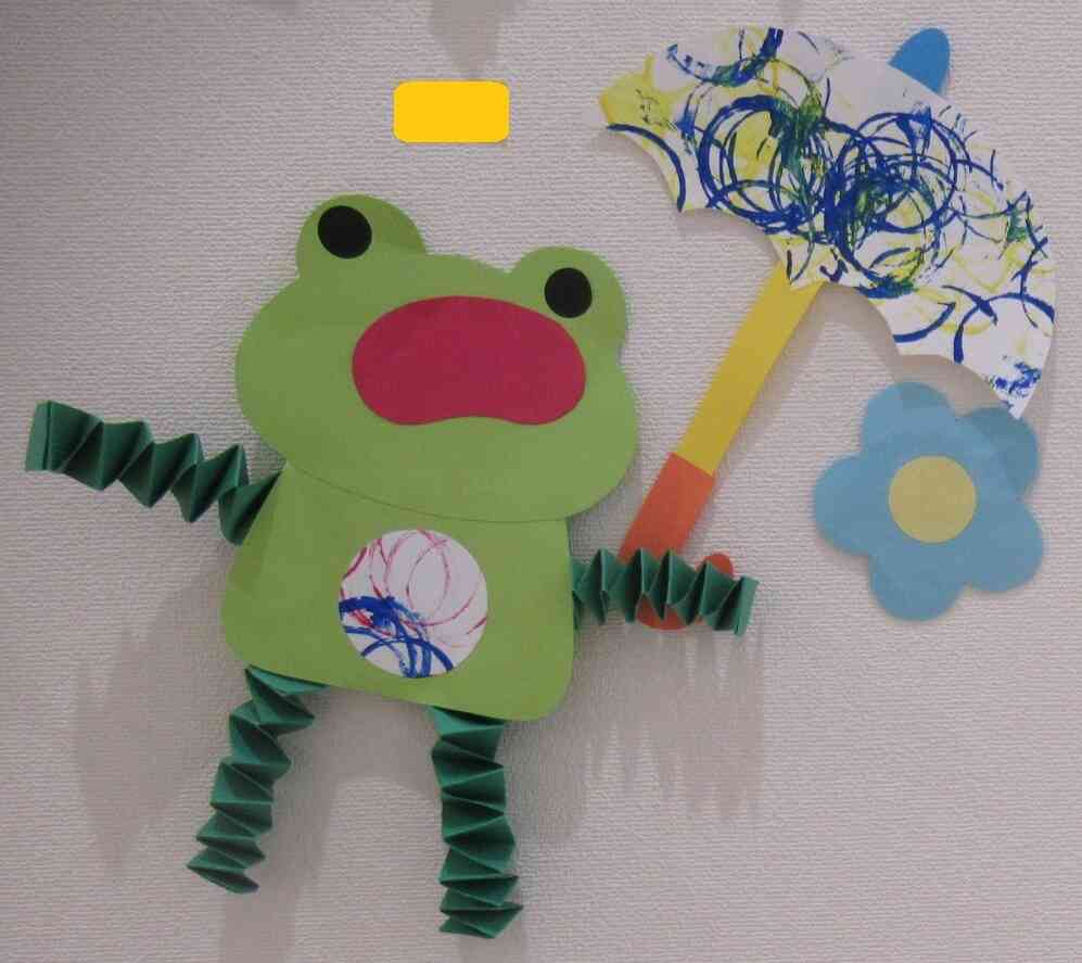 ～2歳児～芯を使って傘の模様を付けました☆自分で好きな色を選んで色の変化も楽しんでいました♪
