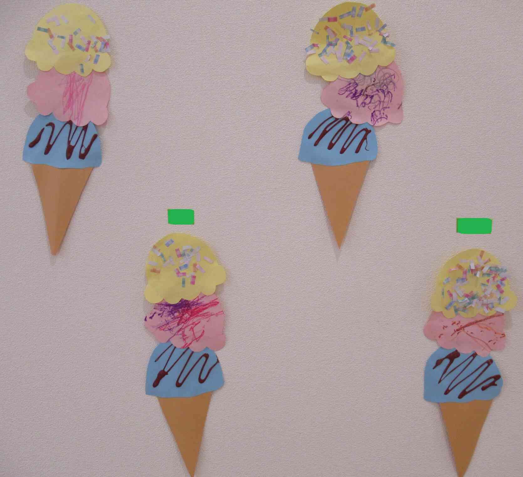 ～1歳児～お絵描きをしたり、折り紙を降らせたりと様々な手法で、楽しく製作していました！