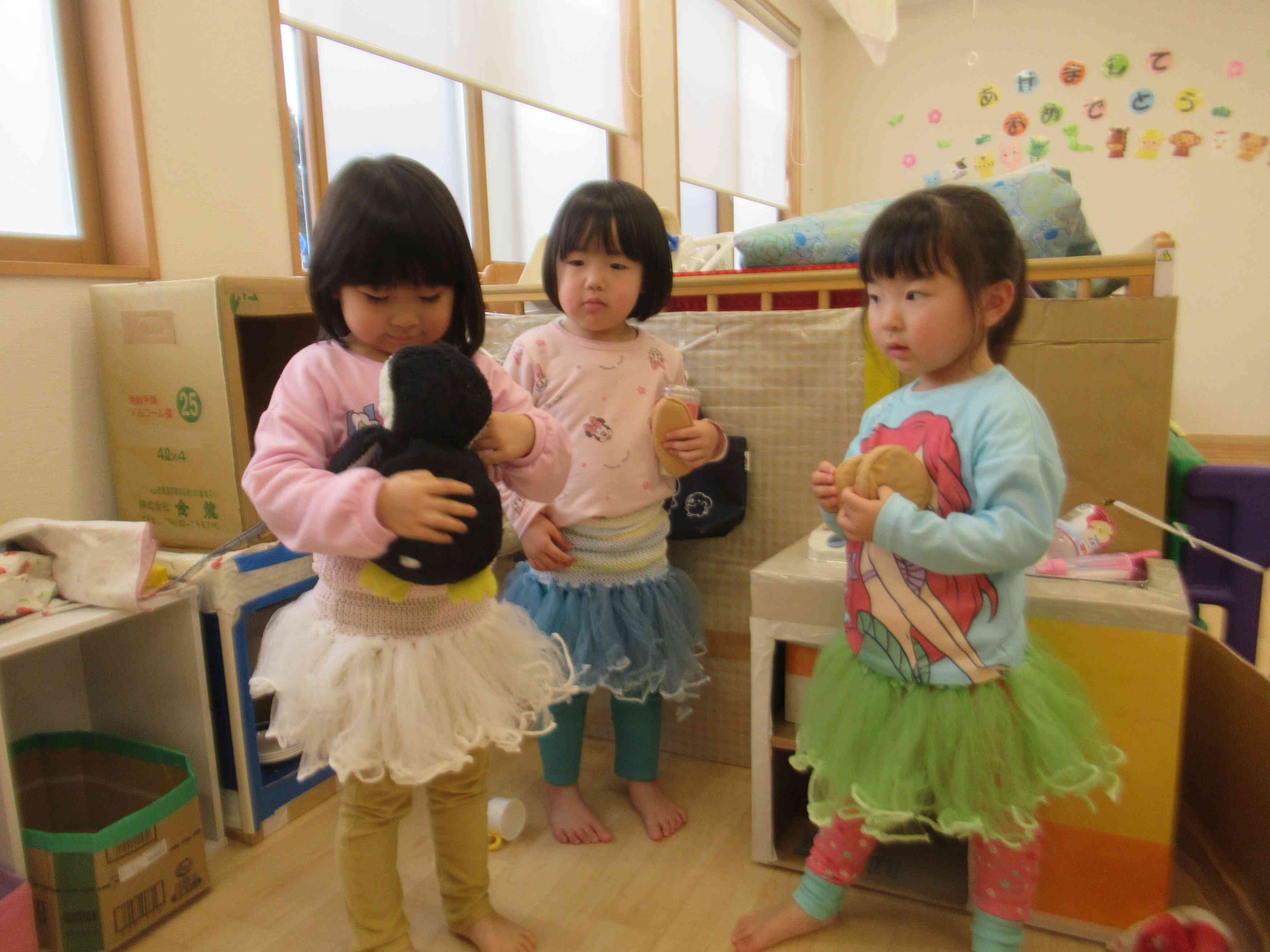 お部屋では変身ごっこに夢中な様子☆