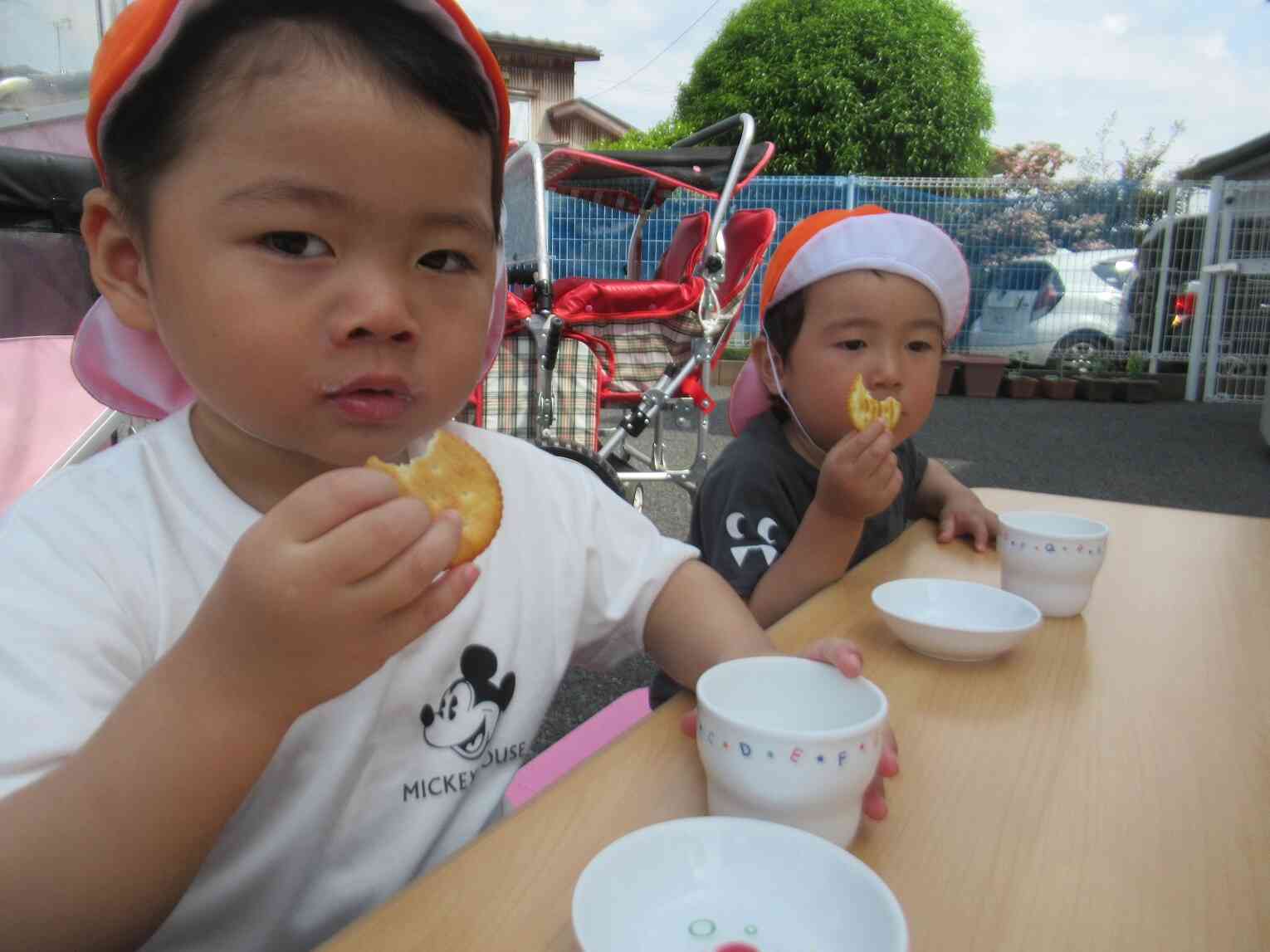 お外で食べるとおいしいね!