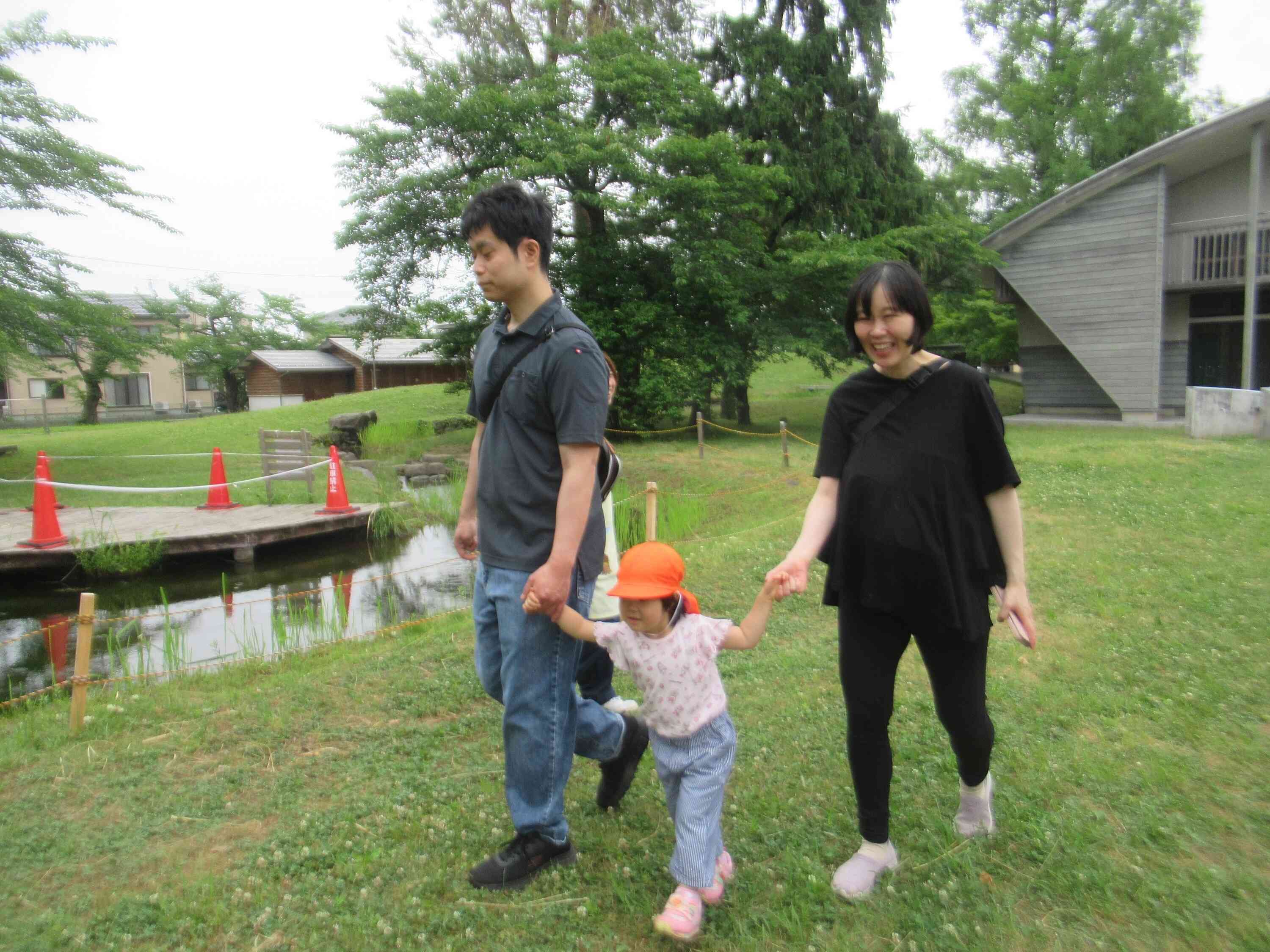 手を繋いで探検