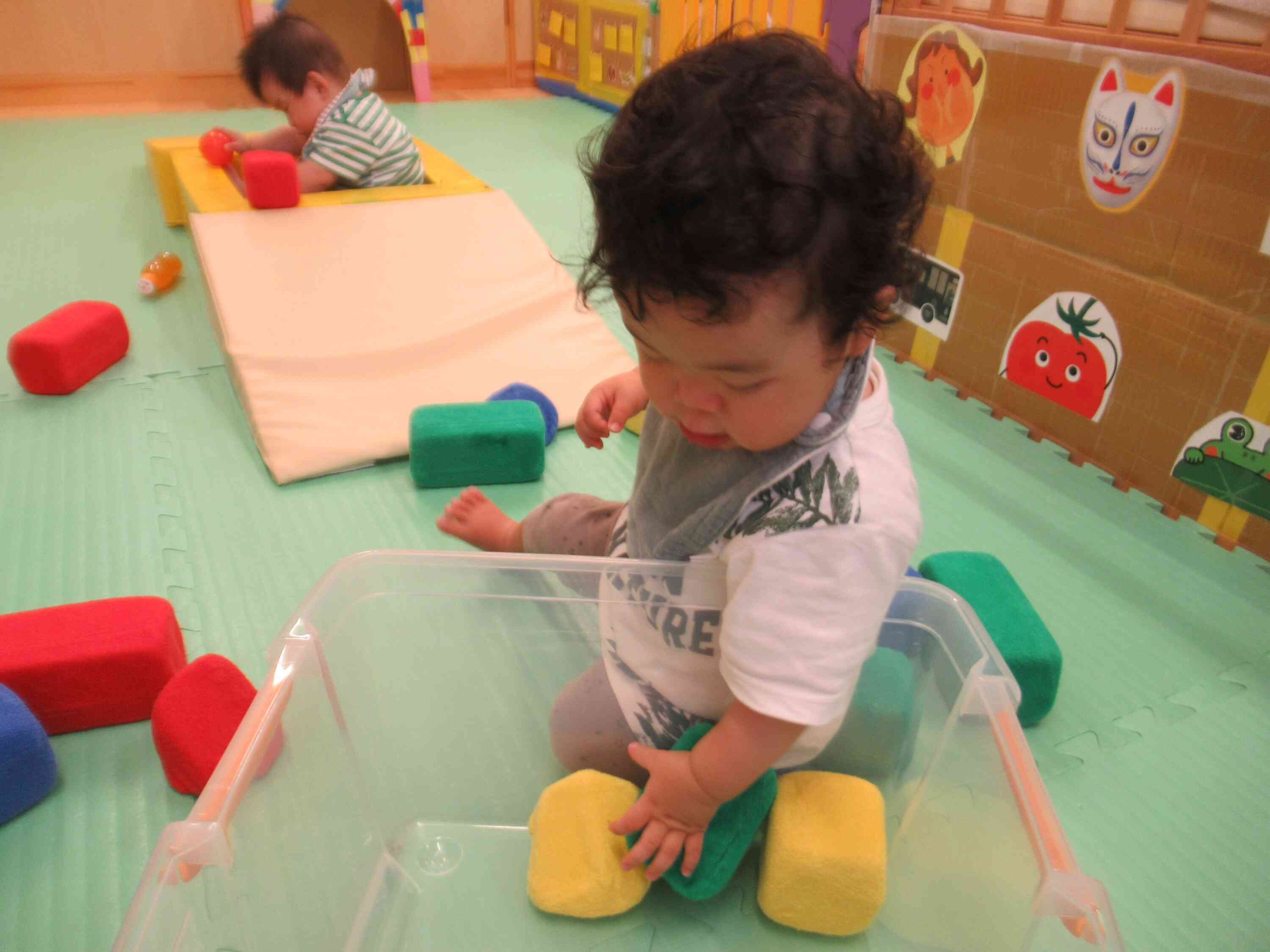 ソフト積み木を入れたり…出したり…