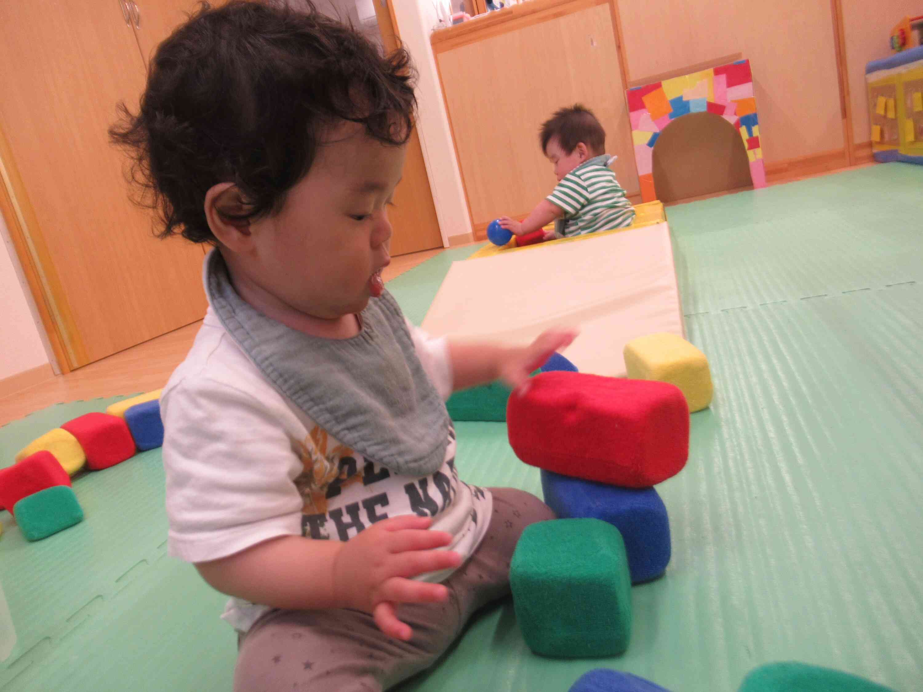 積み上げて見たりして遊んでいるお友だち！