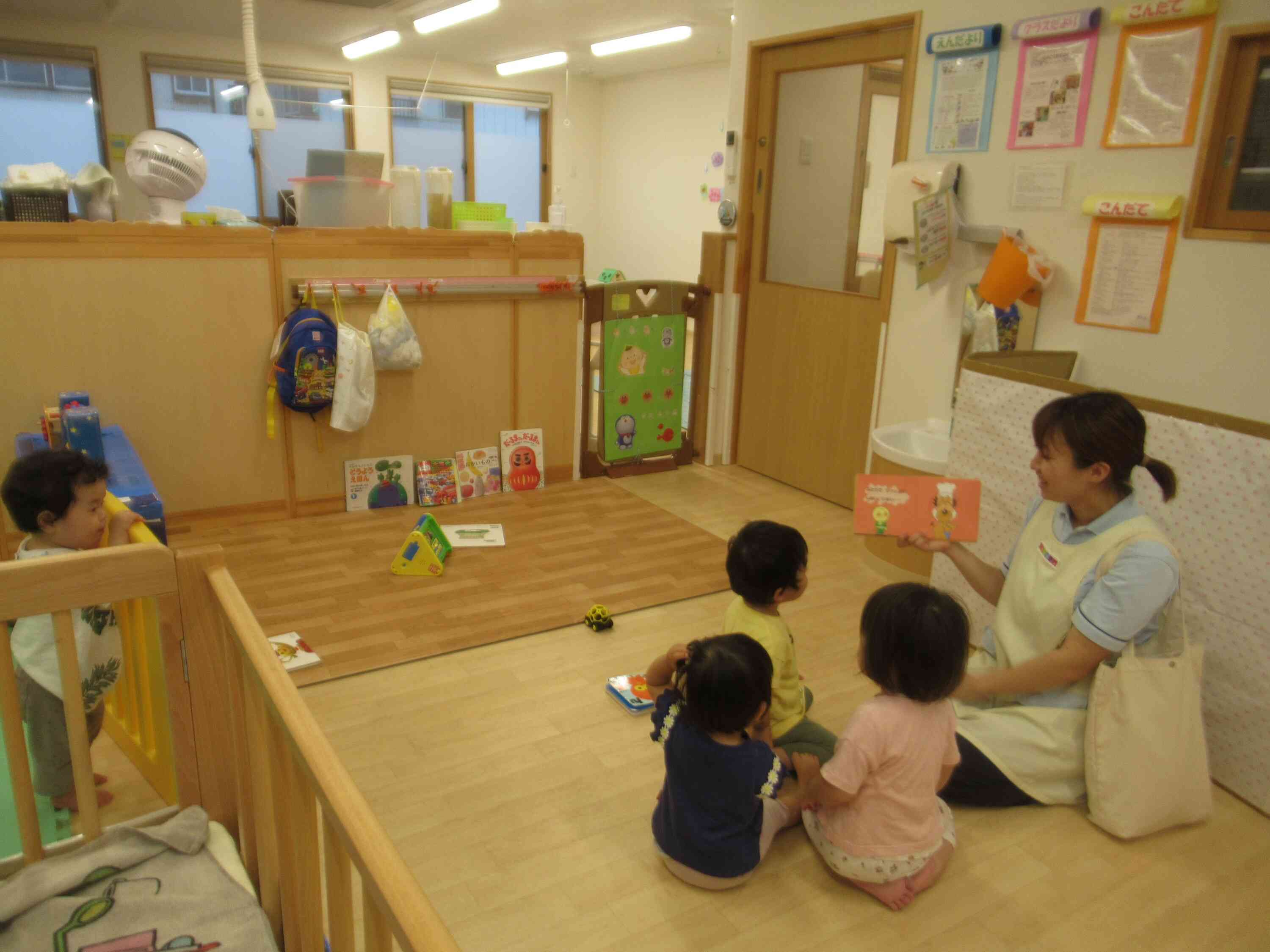 絵本の読み聞かせに興味津々☆