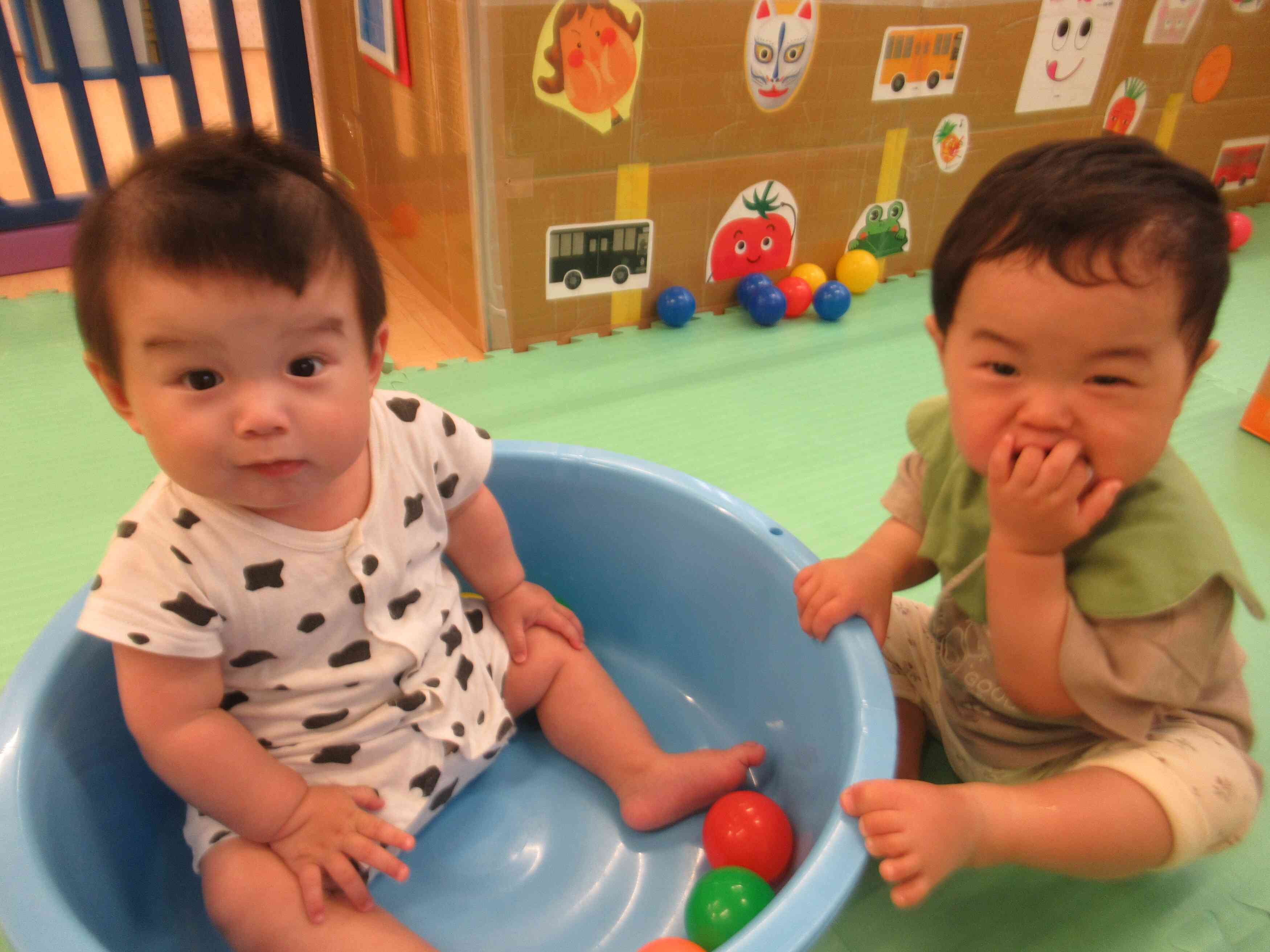 お友だちと仲良くボール遊び♪