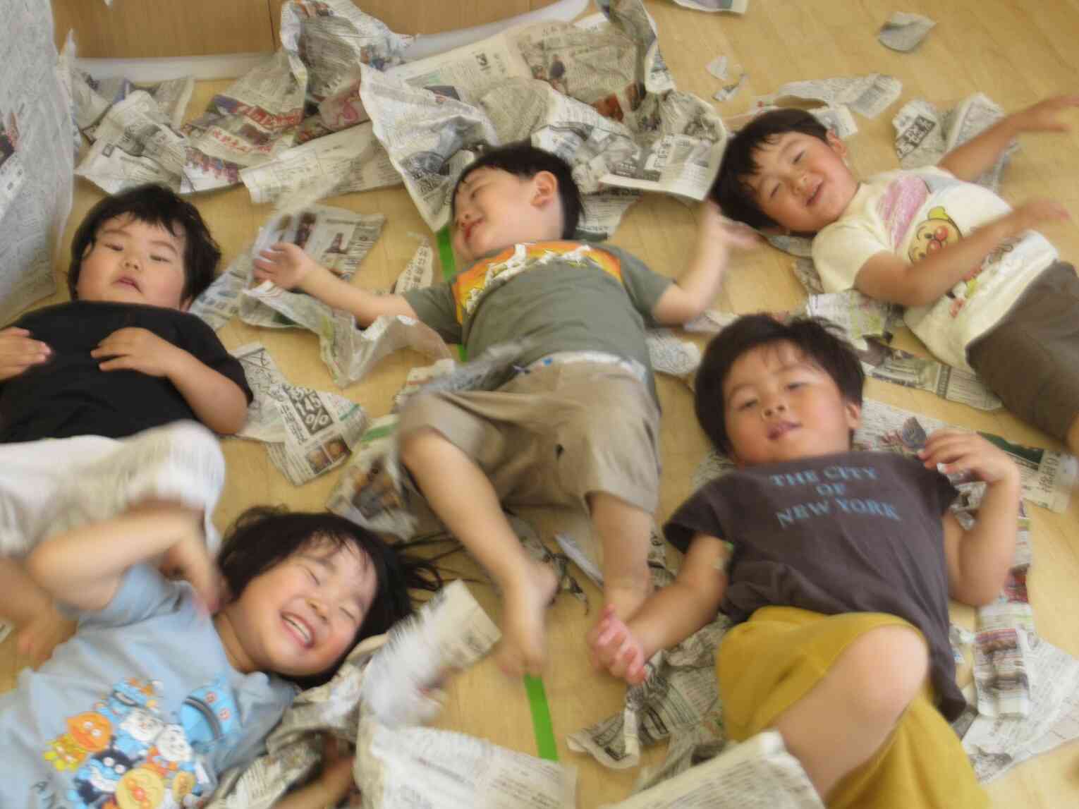 新聞紙遊び楽しいな♪