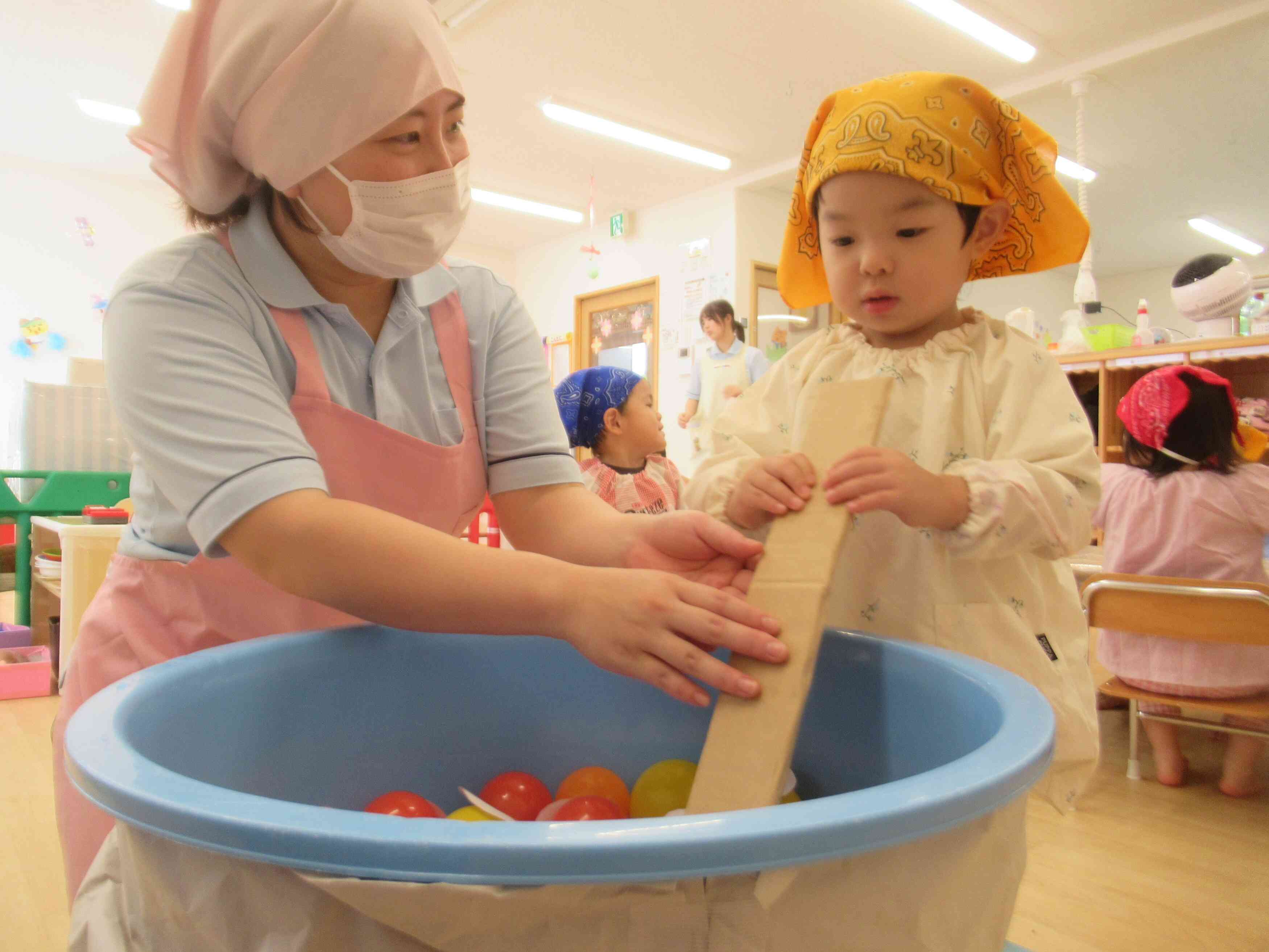 お鍋をぐるぐる混ぜ混ぜ！
