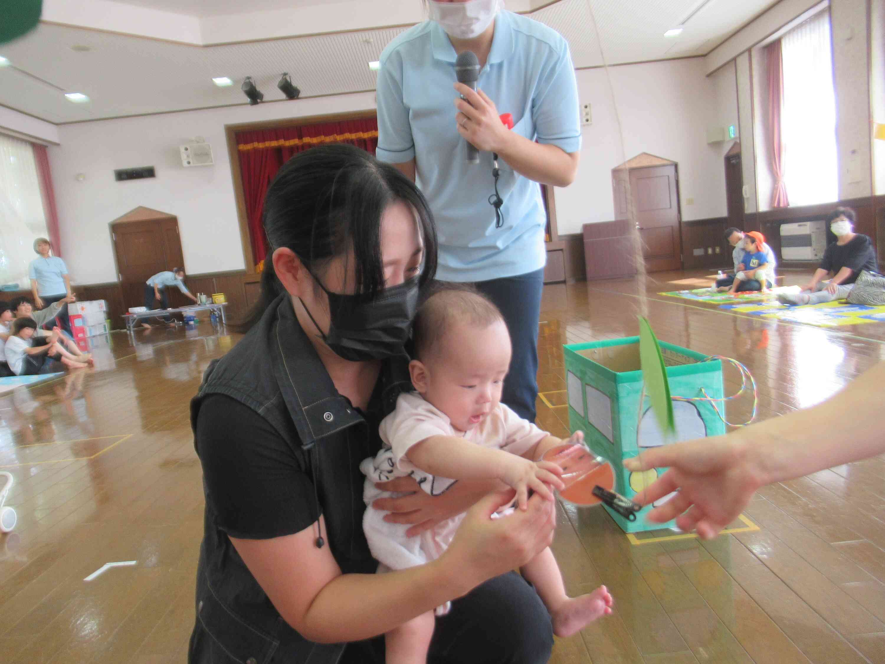 両手いっぱい手を伸ばして…！