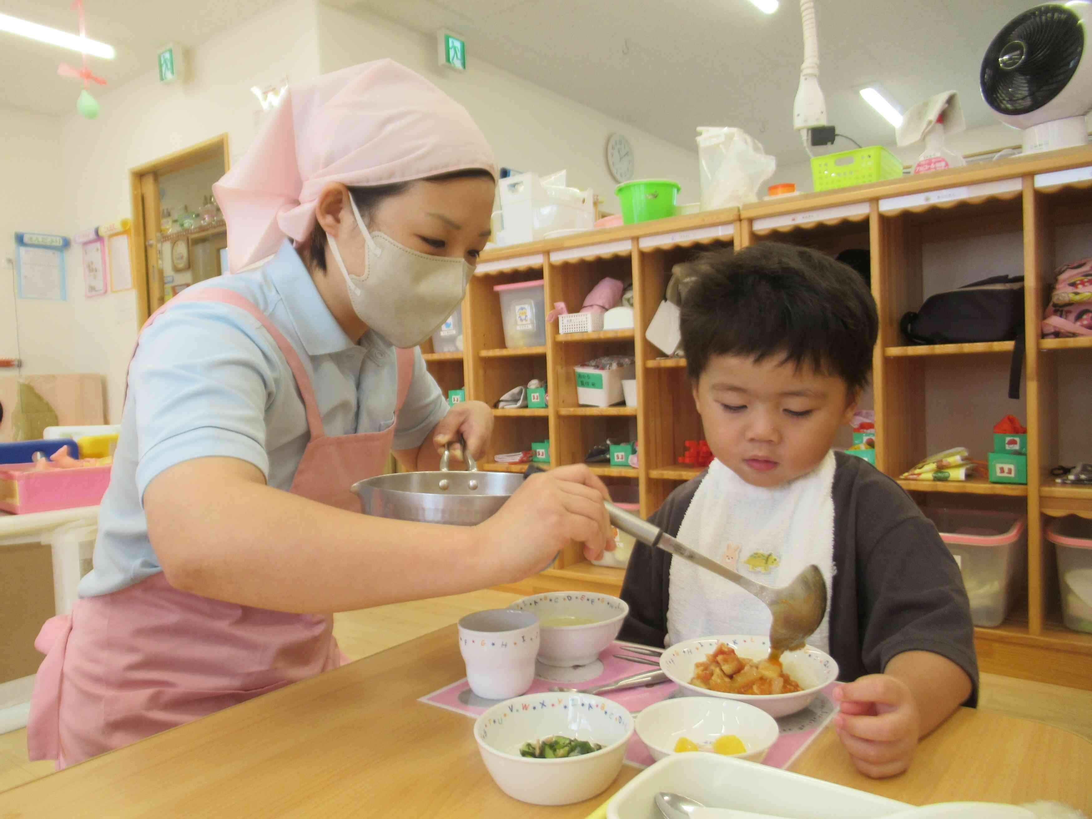 給食の先生にカレーを盛り付けてもらったよ!